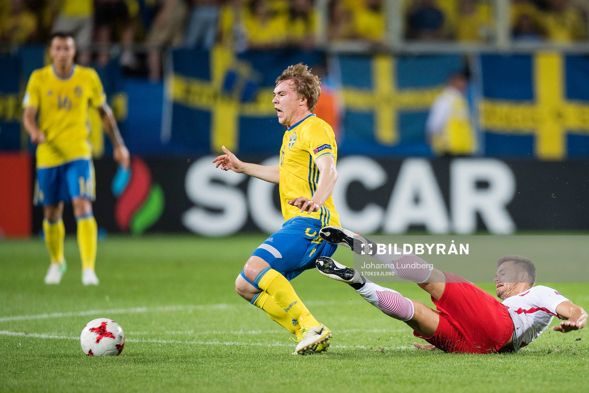 Sveriges Simon Tibbling skadas i en duell med Polens Karol