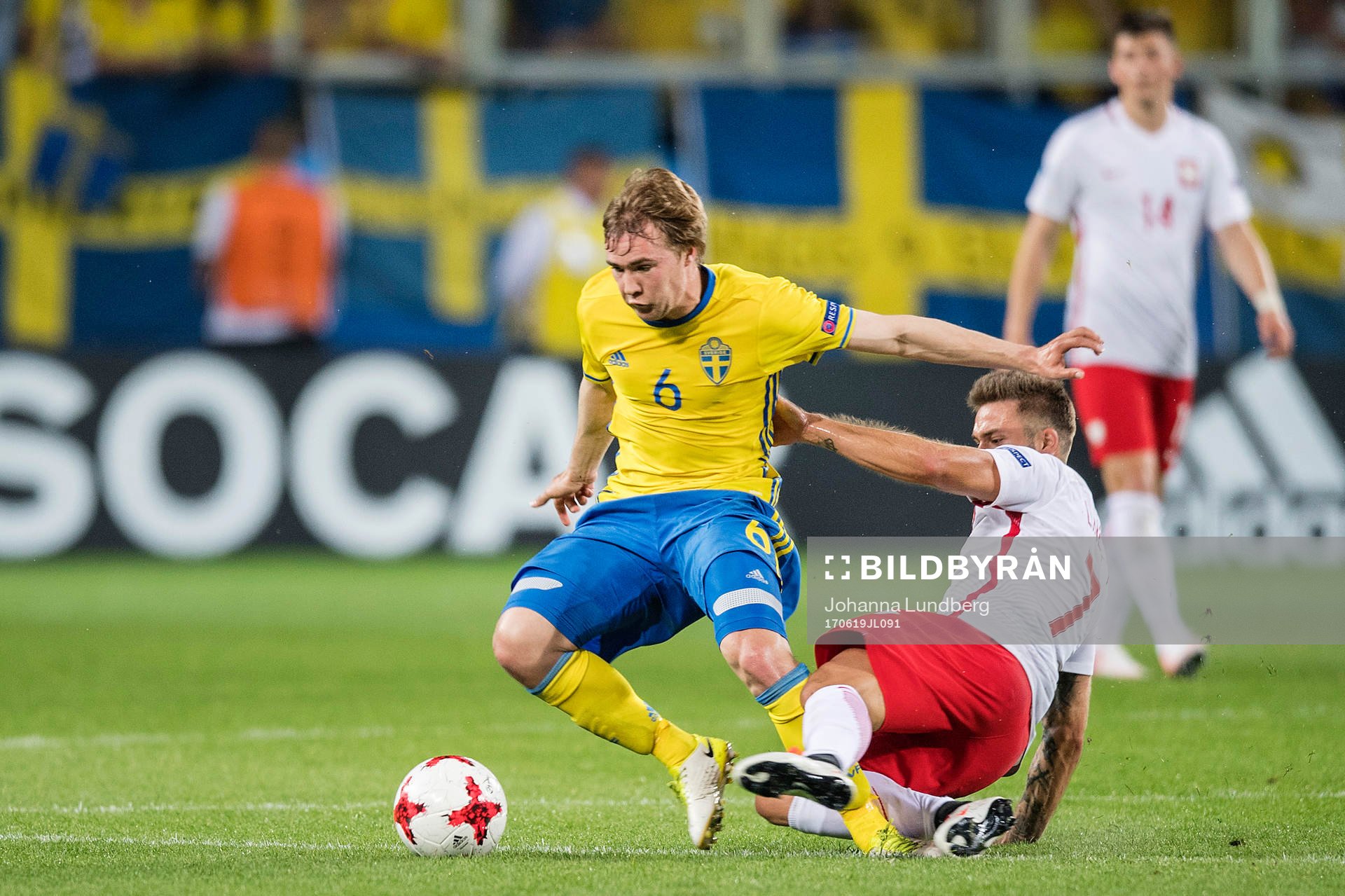 Sveriges Simon Tibbling i en duell med Polens Karol Linetty