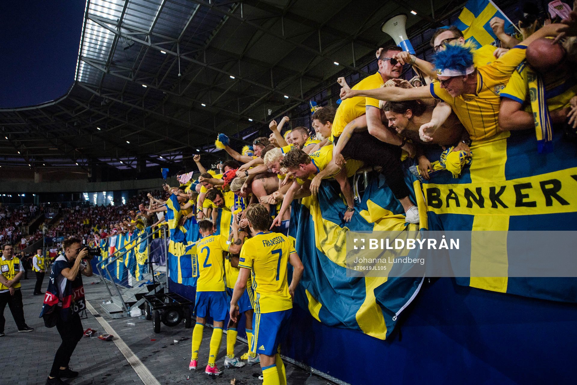 Sveriges Linus Wahlqvist, Carlos Strandberg och Alexander Fransson jublar med supportrarna efter 1-1 av Strandberg under fotbollsmatchen i U21-EM mellan Polen och Sverige den 19 juni 2017 i Lublin.