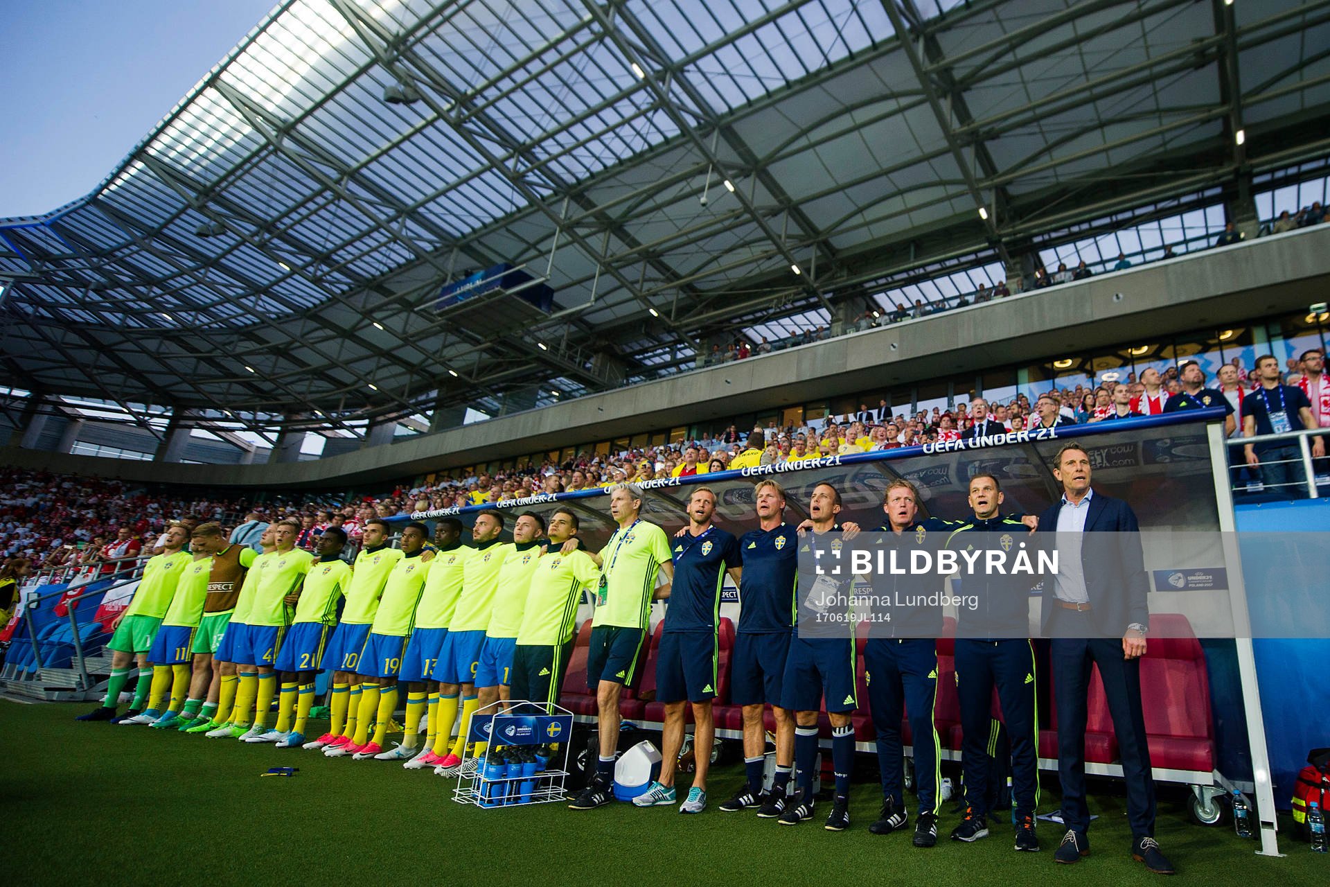 Sveriges spelare och ledare står uppställda