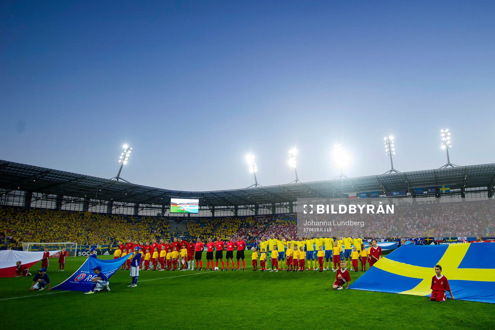 Polen och Sveriges spelare står uppställda