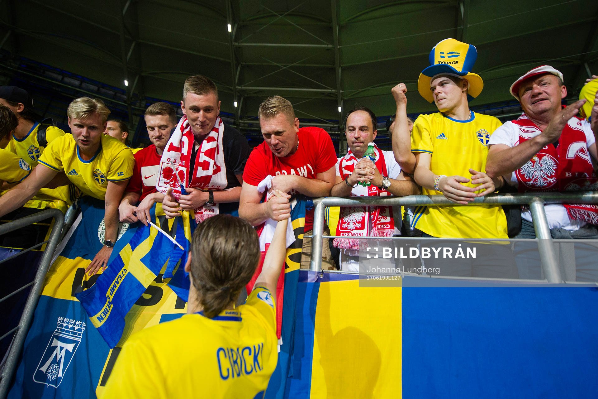 Sveriges Kristoffer Olsson hälsar på svenska och polska