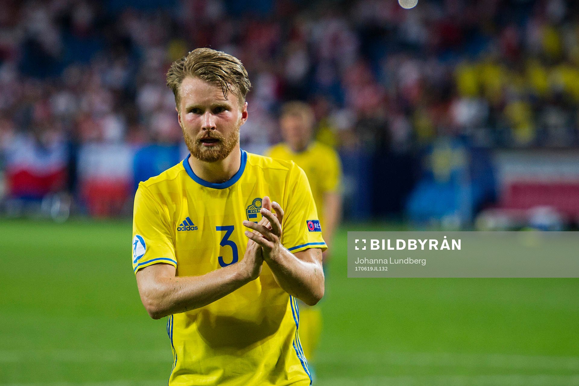 Sveriges Jacob Une Larsson tackar publiken