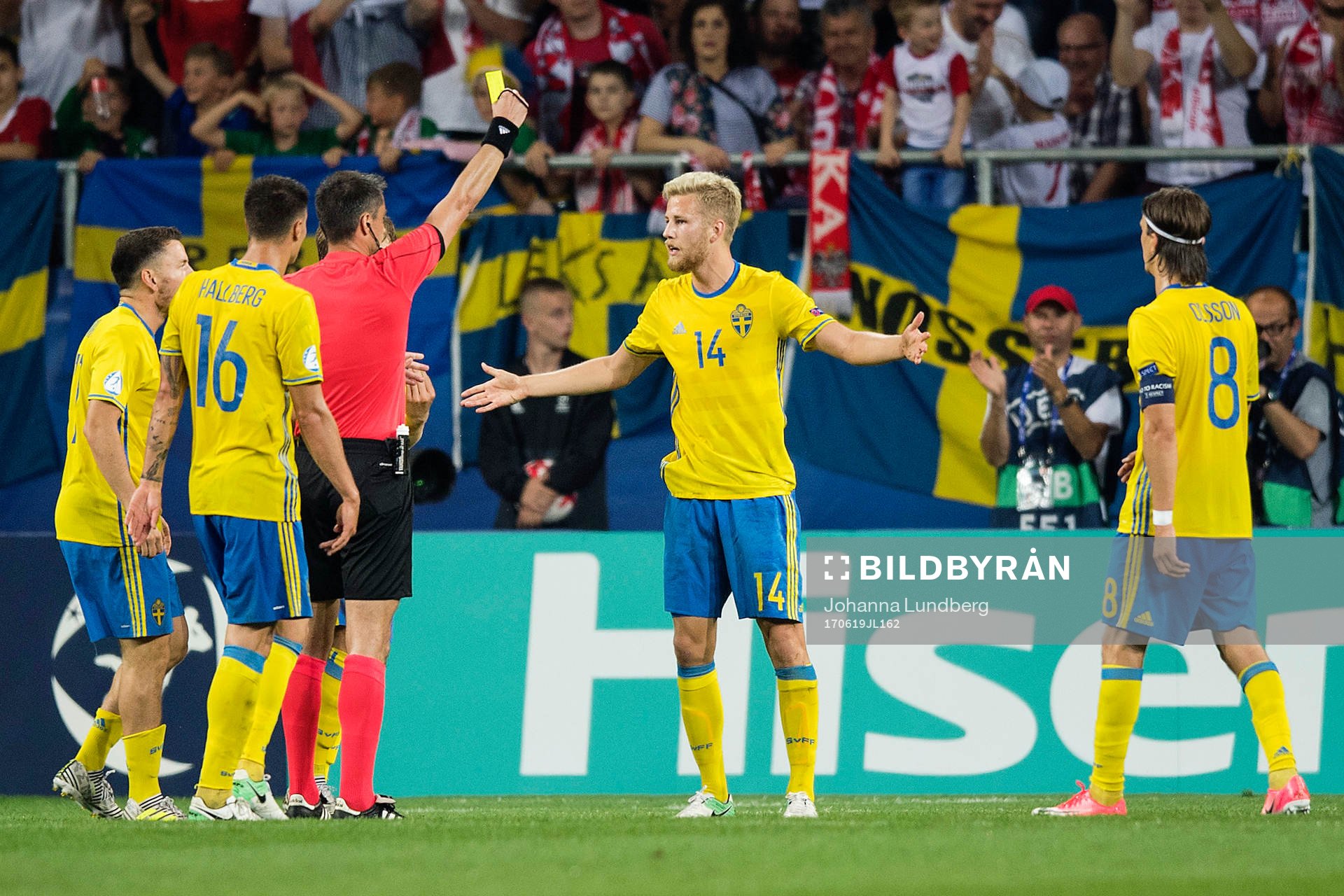 Sveriges Filip Dagerstål får ett gult kort