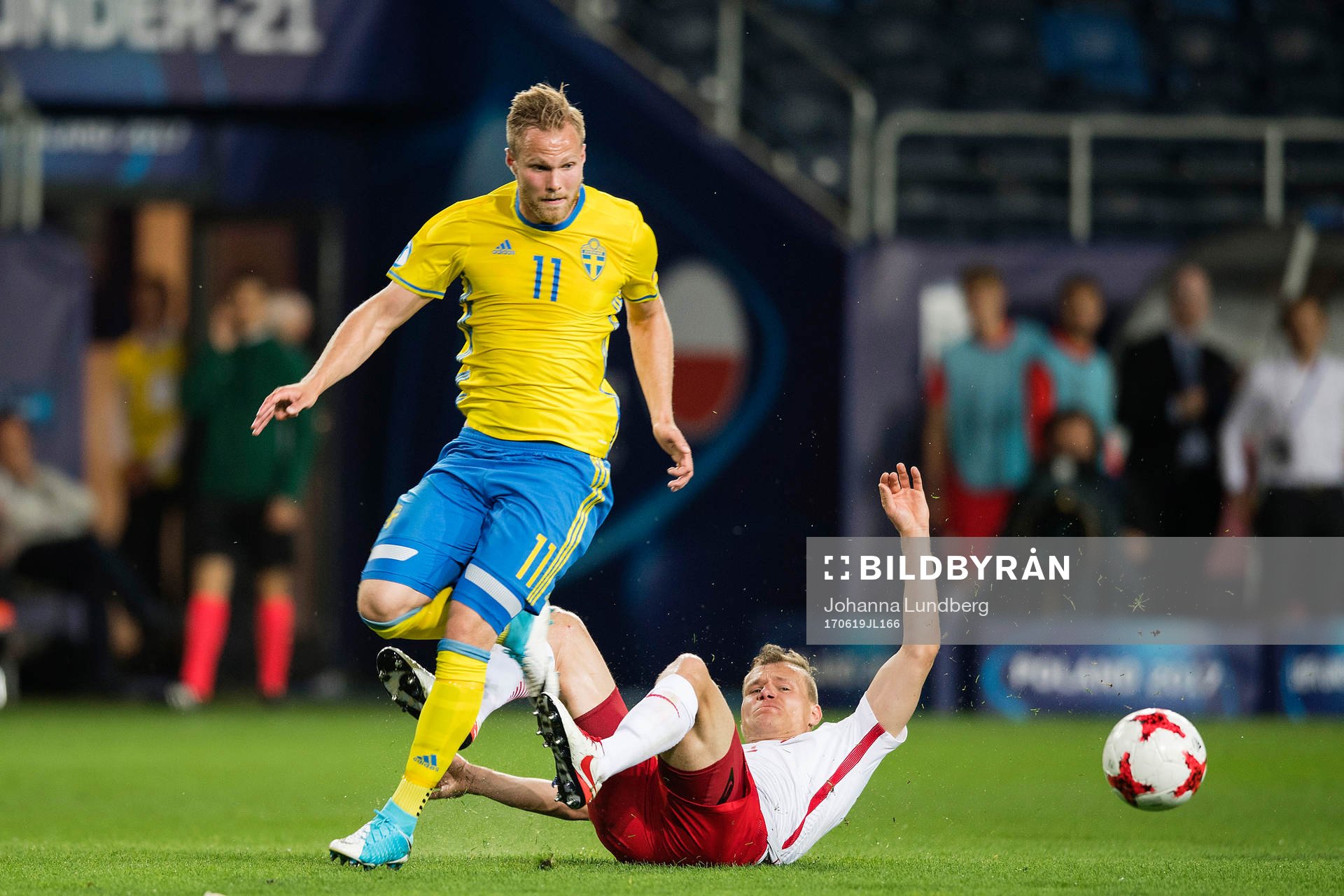 Sveriges Gustav Engvall i en duell med Polens Tomasz Kedziora under fotbollsmatchen i U21-EM mellan Polen och Sverige den 19 juni 2017 i Lublin.