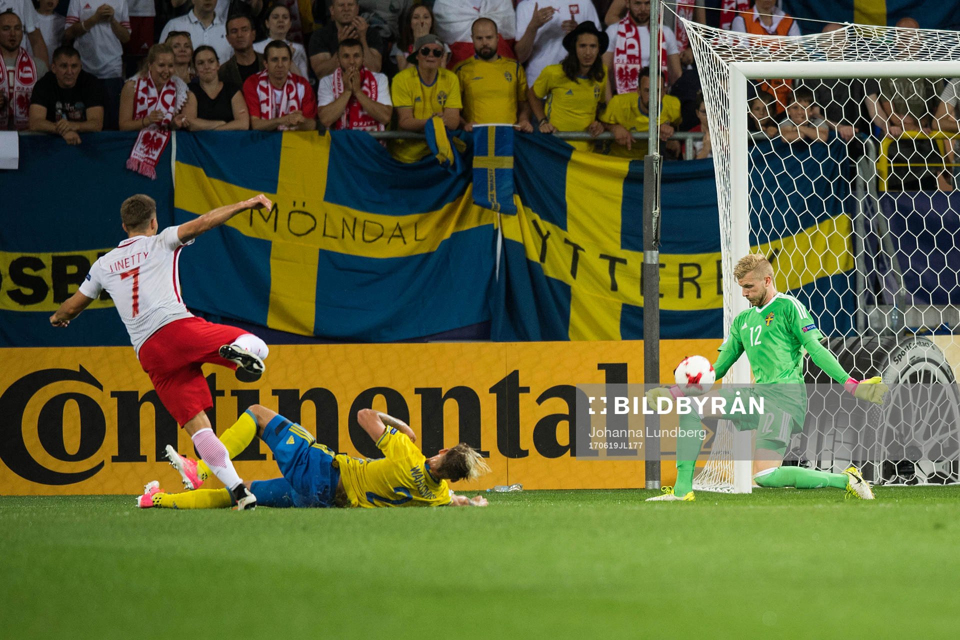 Sveriges målvakt Anton Cajtoft med en räddning under fotbollsmatchen i U21-EM mellan Polen och Sverige den 19 juni 2017 i Lublin.