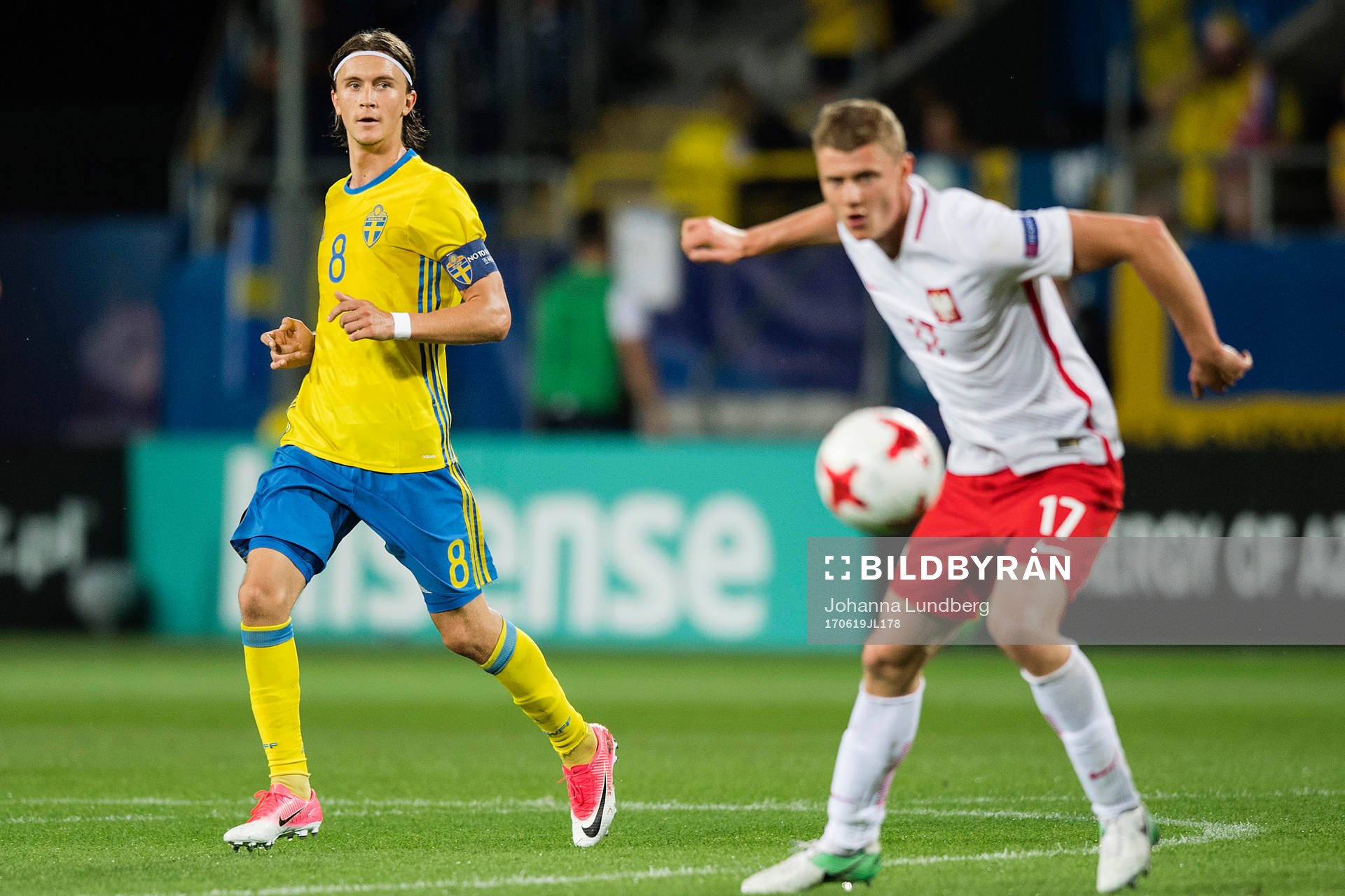 Sveriges Kristoffer Olsson och Polens Pawel Dawidowicz under fotbollsmatchen i U21-EM mellan Polen och Sverige den 19 juni 2017 i Lublin.