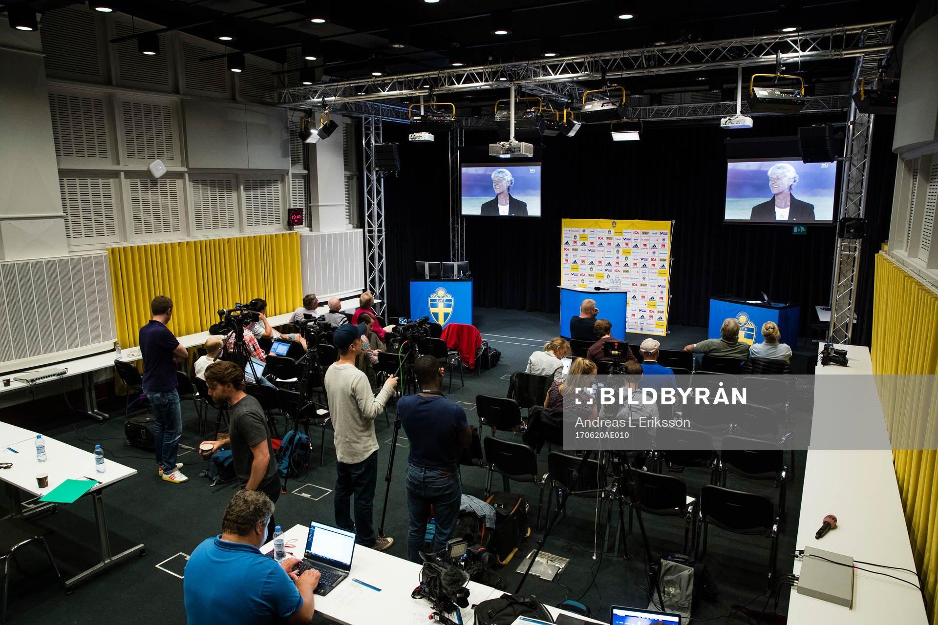 Pressen följer presentationen av EM-truppen på