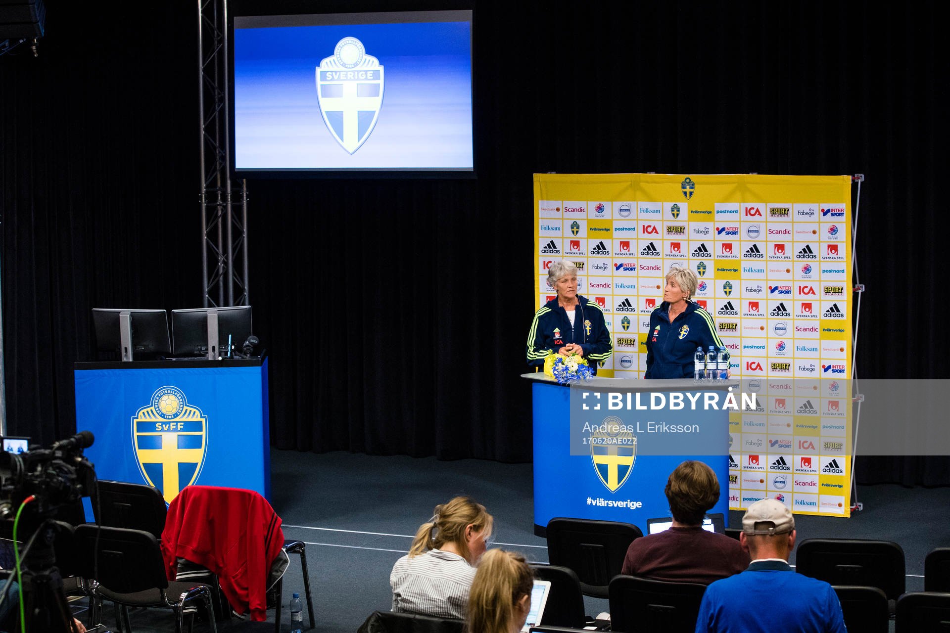 Förbundskapten Pia Sundhage och assisterande