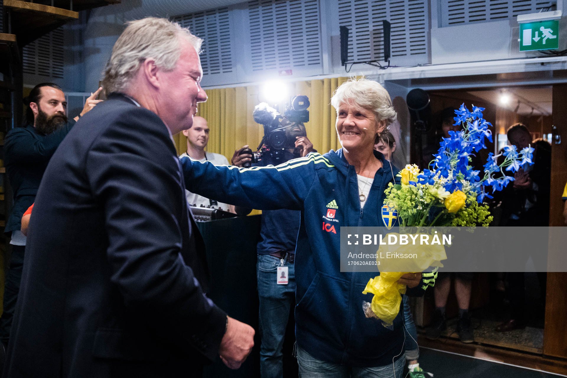 Karl-Erik Nilsson, förbundsordförande Svenska Fotbollförbundet, ger förbundskapten Pia Sundhage blommor under en presskonferens där EM-truppen presenteras den 20 juni 2017 i Stockholm.