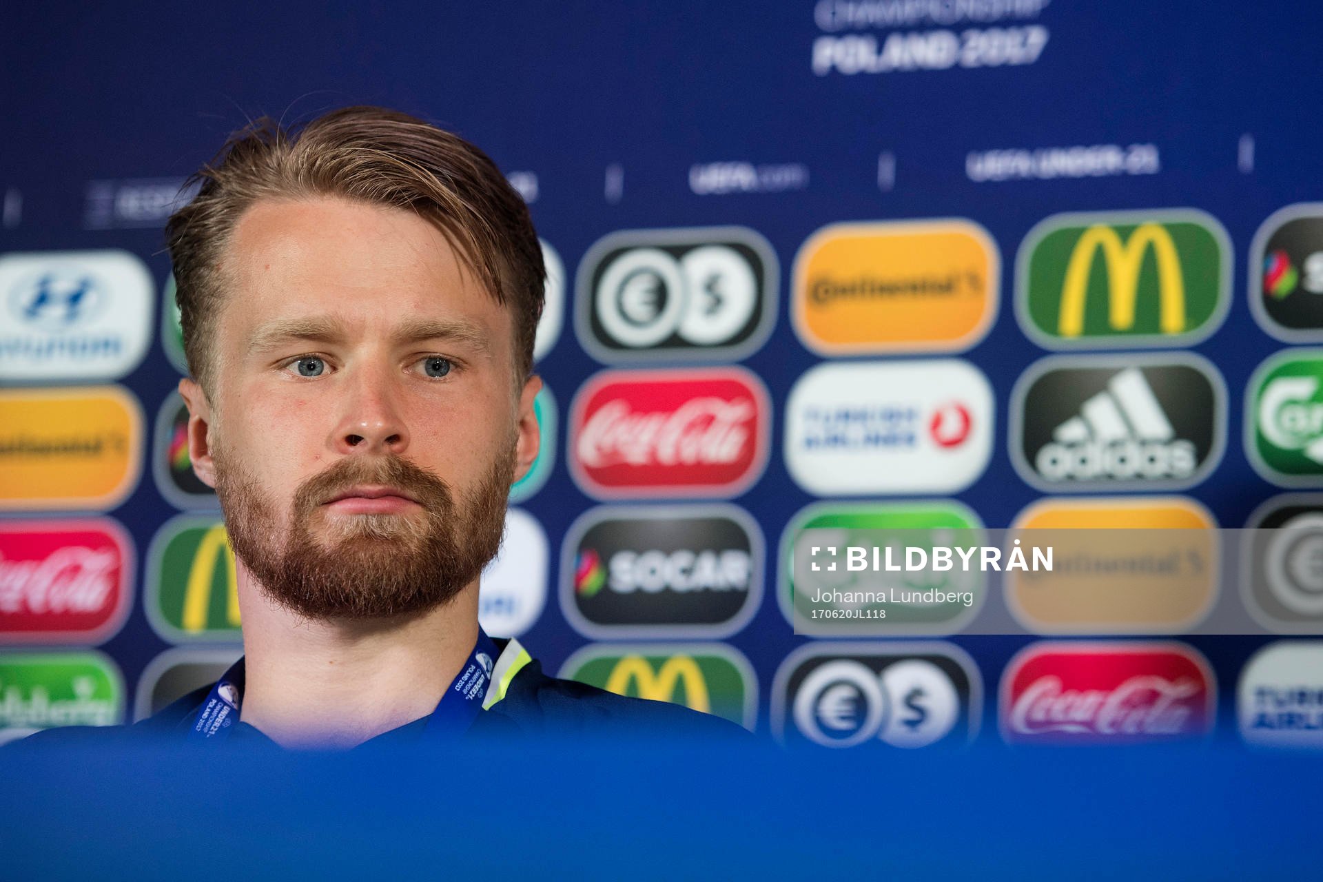Jacob Une Larsson deltar i en presskonferens