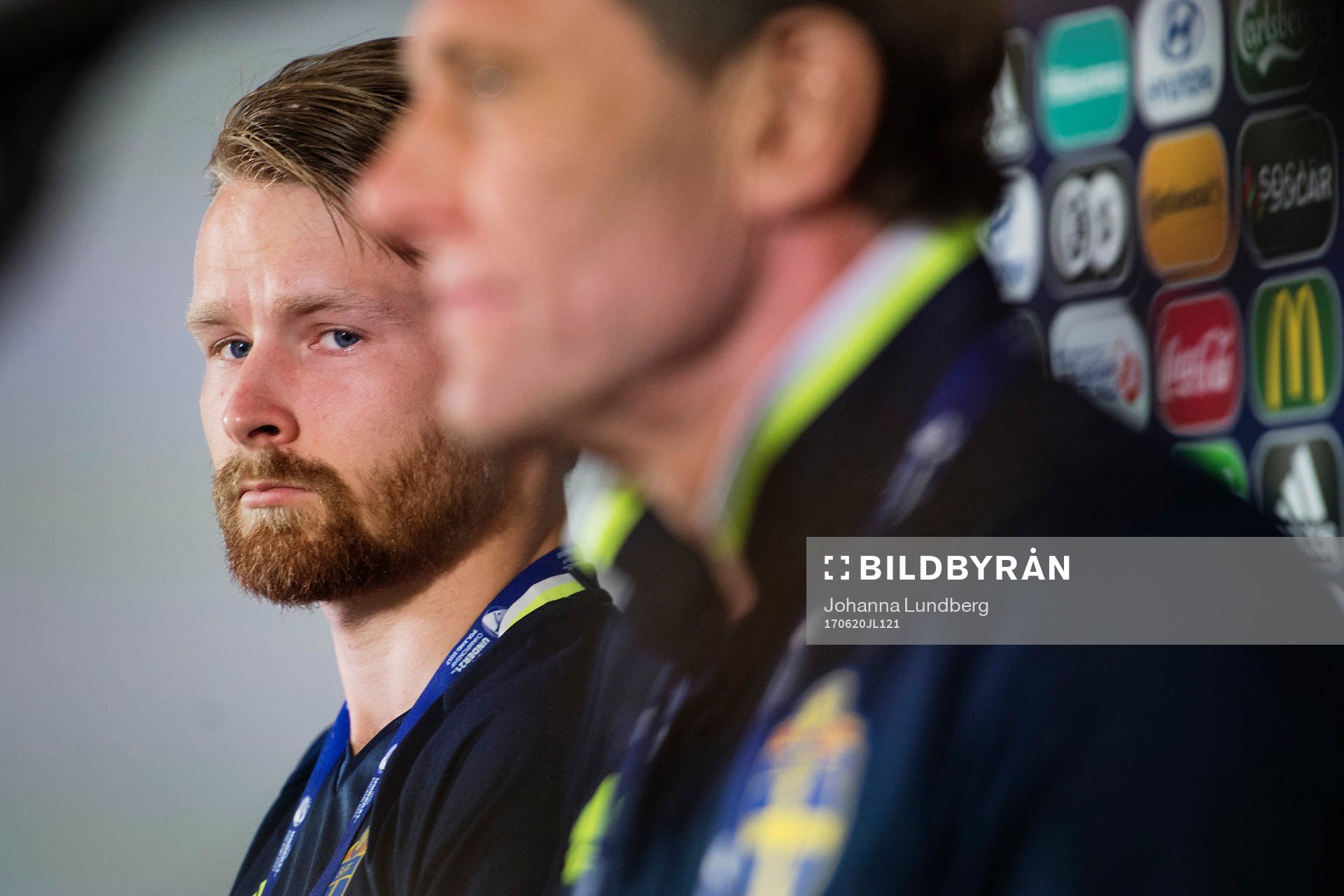 Jacob Une Larsson deltar i en presskonferens