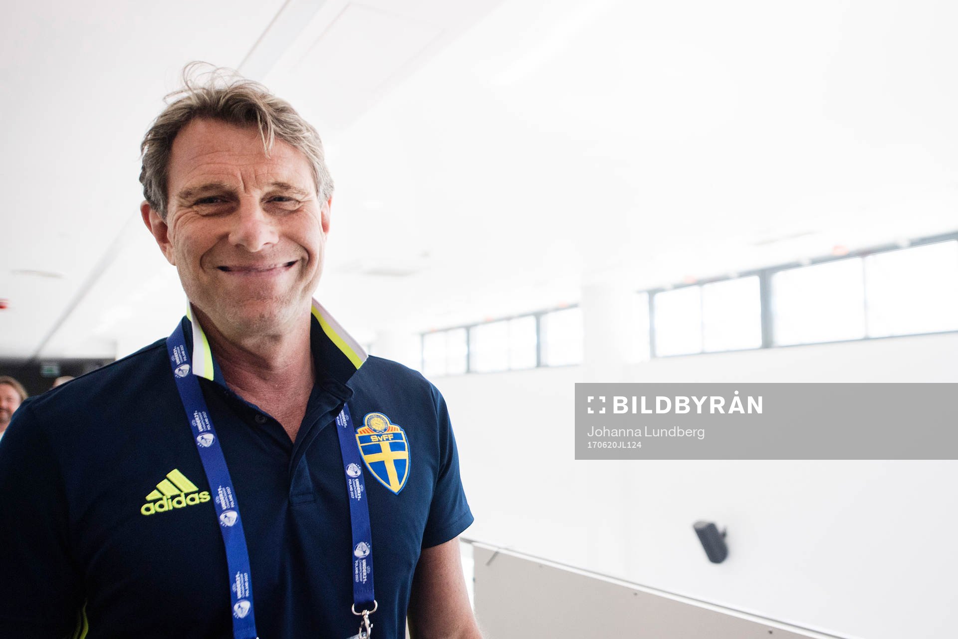 förbundskapten Håkan Ericson deltar i en presskonferens efter en träning med Sveriges U21-landslag i fotboll den 19 juni 2017 i Lublin.