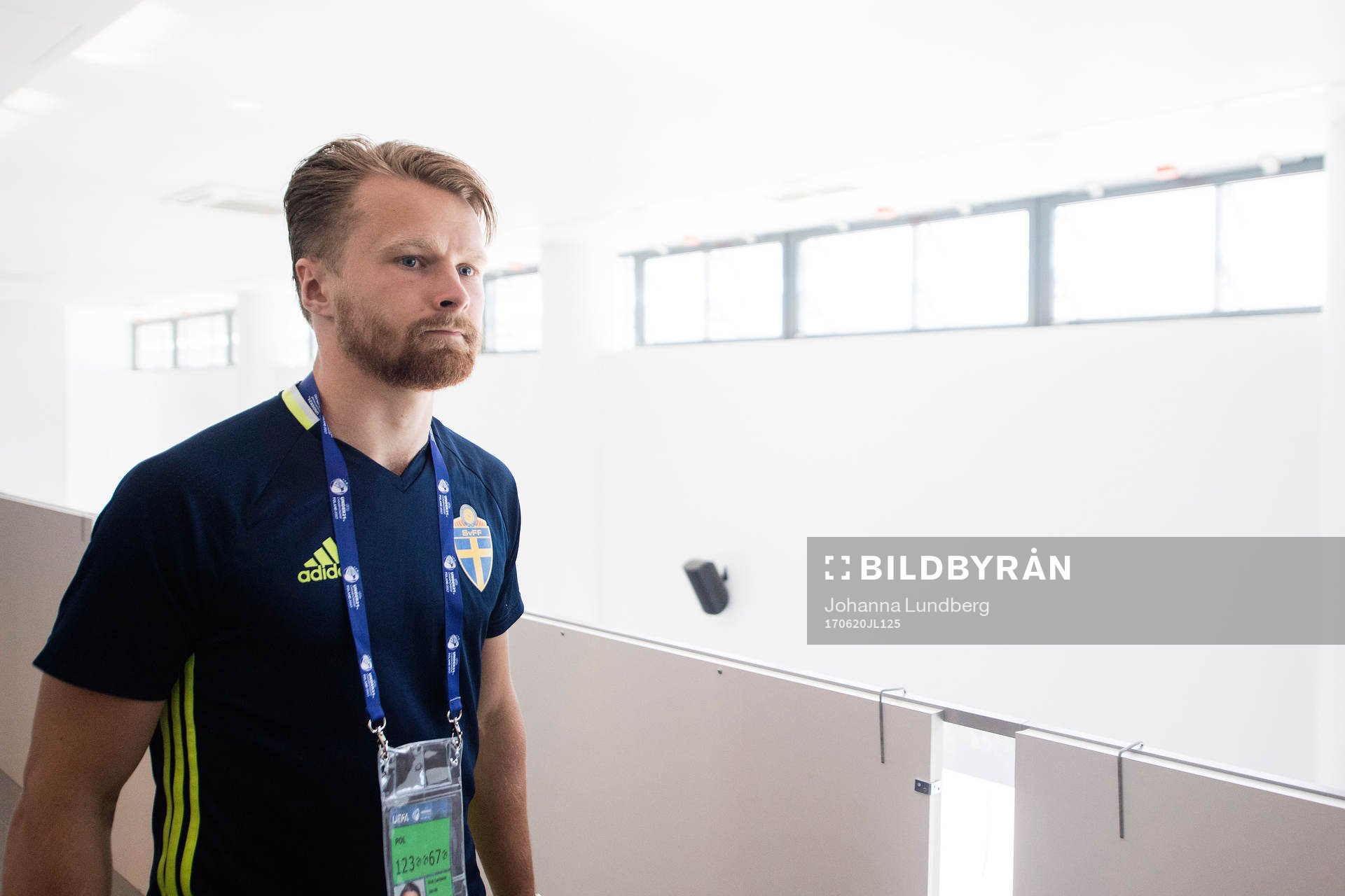 Jacob Une Larsson deltar i en presskonferens efter en träning med Sveriges U21-landslag i fotboll den 19 juni 2017 i Lublin.