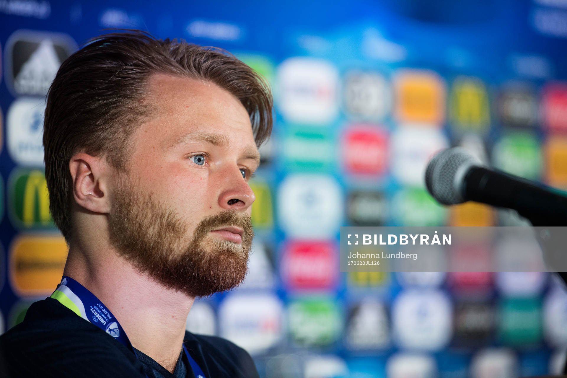 Jacob Une Larsson deltar i en presskonferens