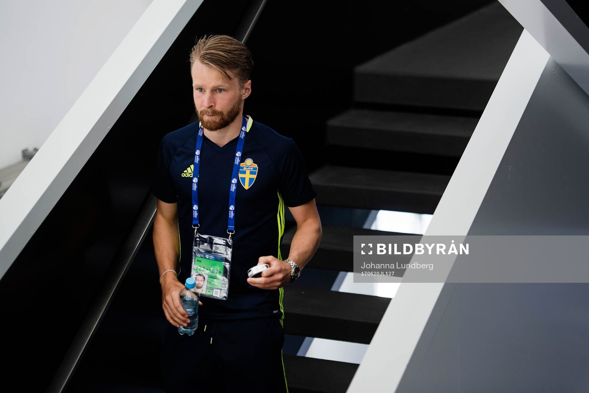 Jacob Une Larsson deltar i en presskonferens