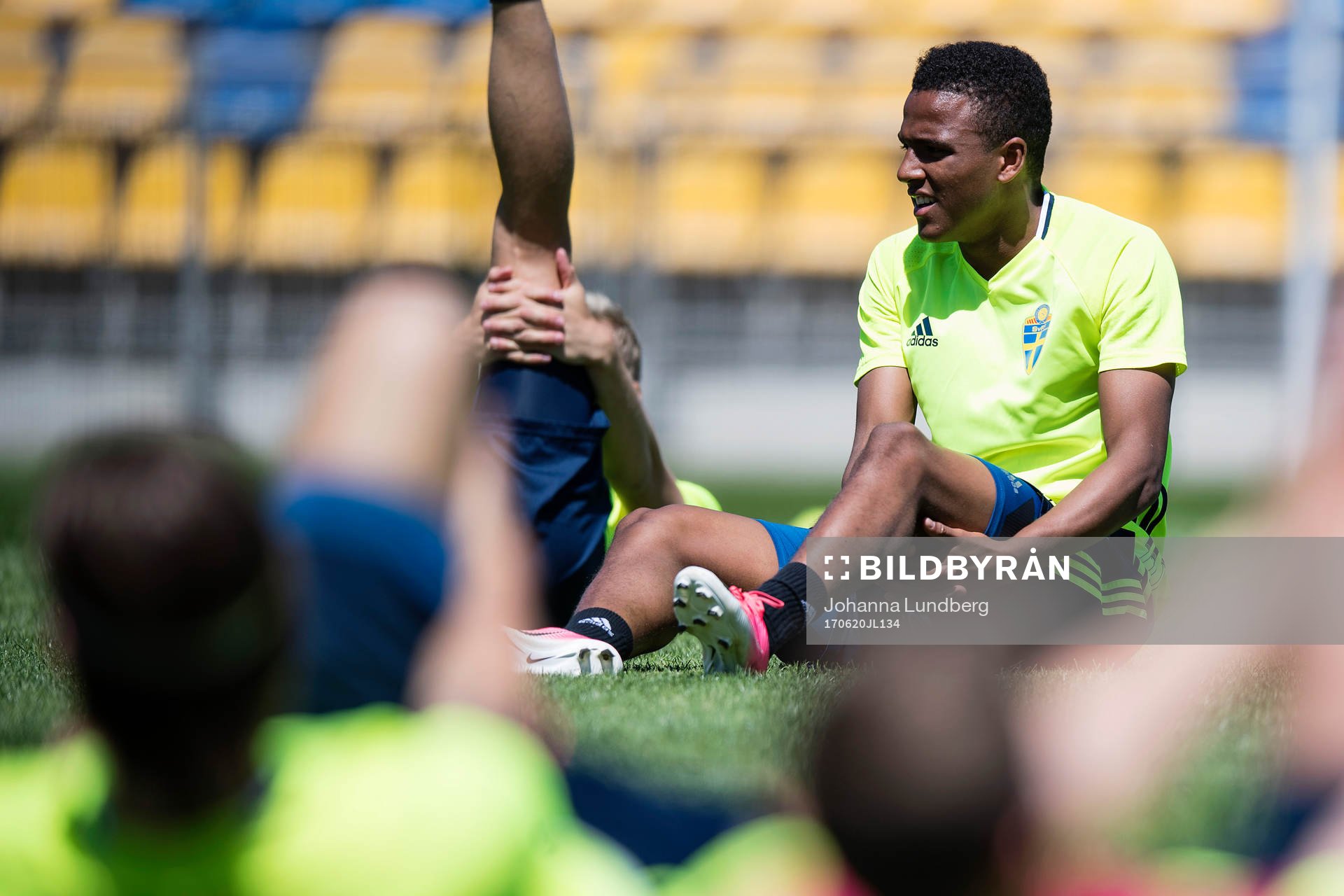 Niclas Eliasson under en träning med Sveriges U21-landslag i fotboll den 19 juni 2017 i Lublin.