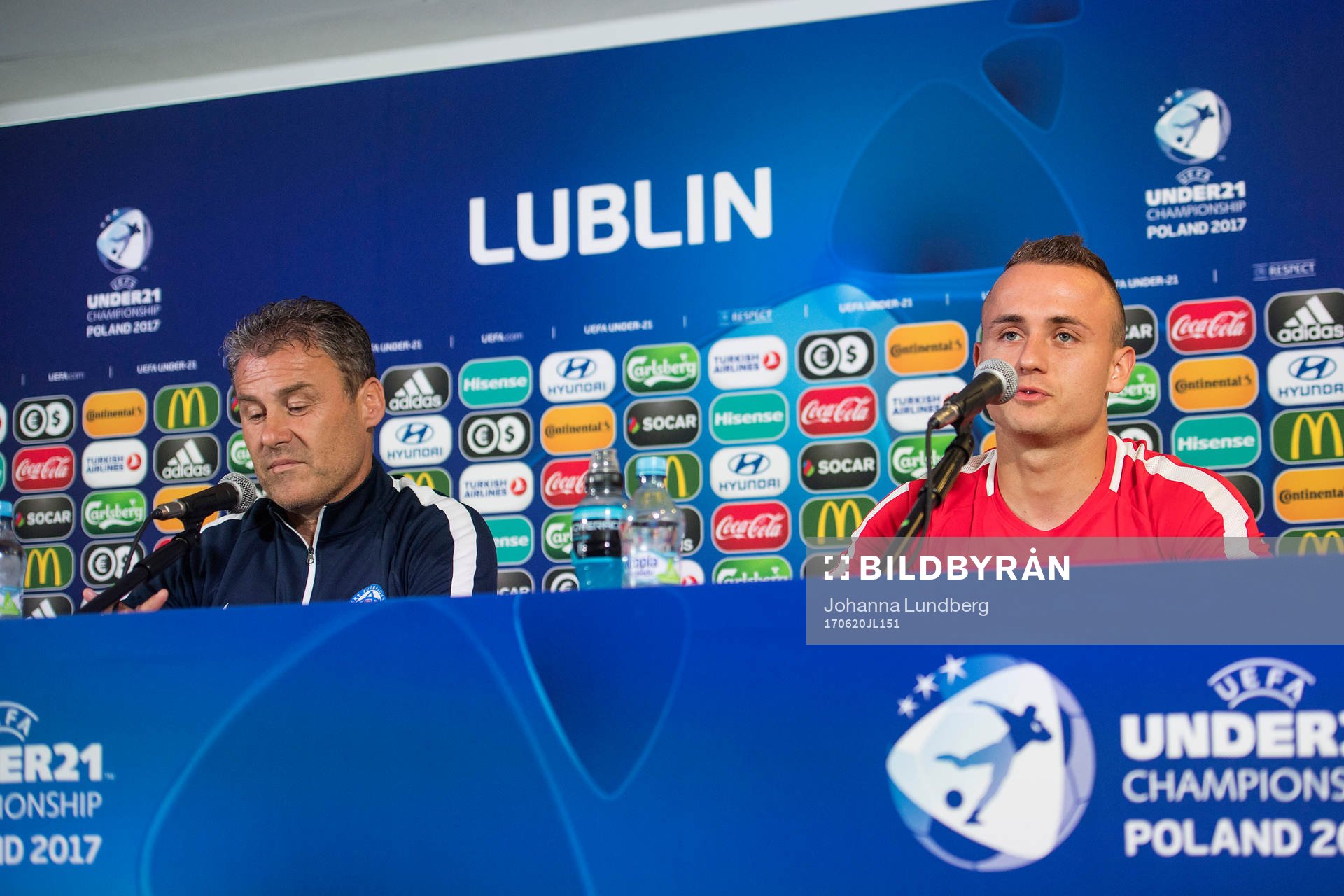 förbundskapten Pavel Hapal och Stanislav Lobotka under en presskonferens med Slovakiens U21-landslag i fotboll den 19 juni 2017 i Lublin.
