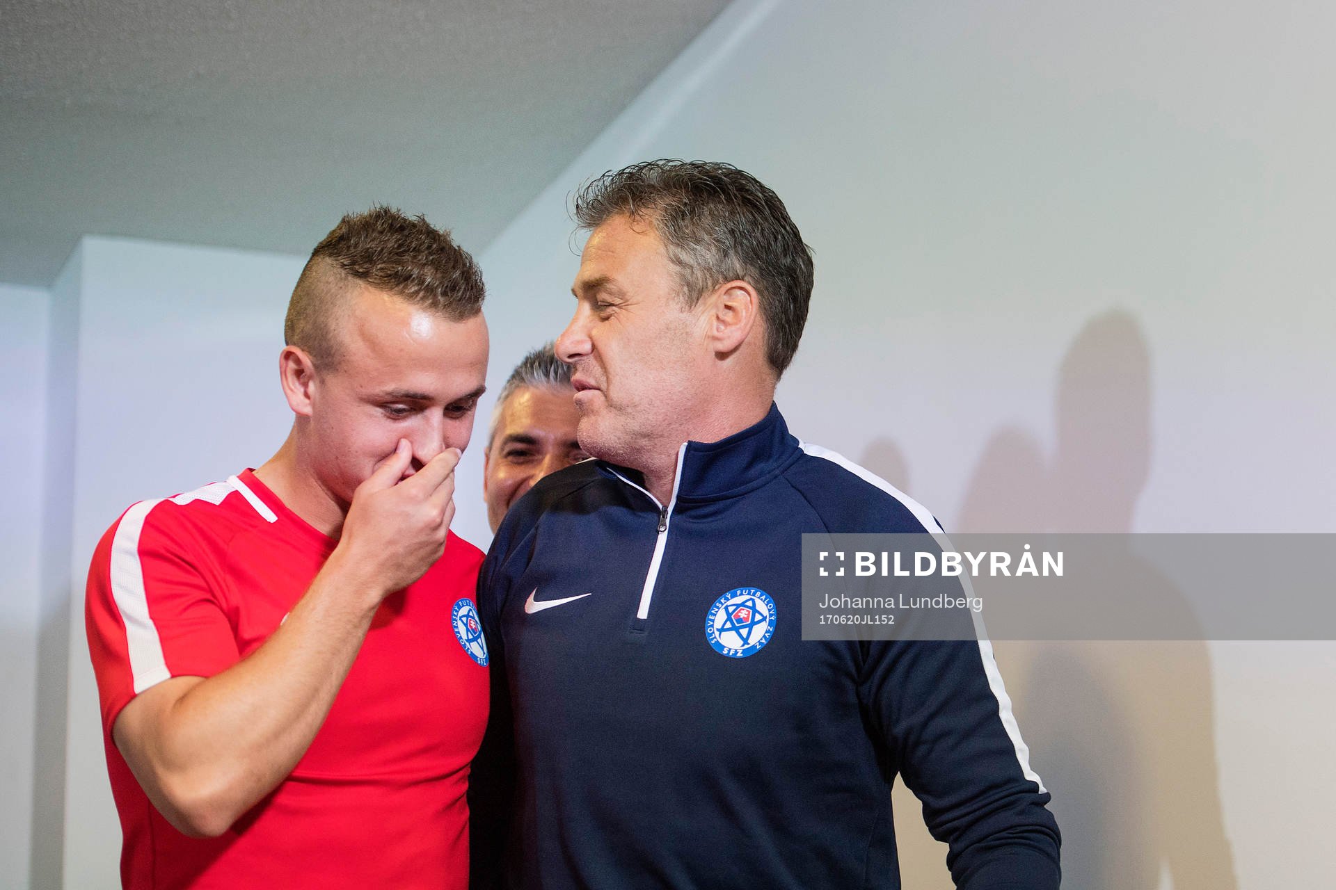 förbundskapten Pavel Hapal och Stanislav Lobotka under en presskonferens med Slovakiens U21-landslag i fotboll den 19 juni 2017 i Lublin.