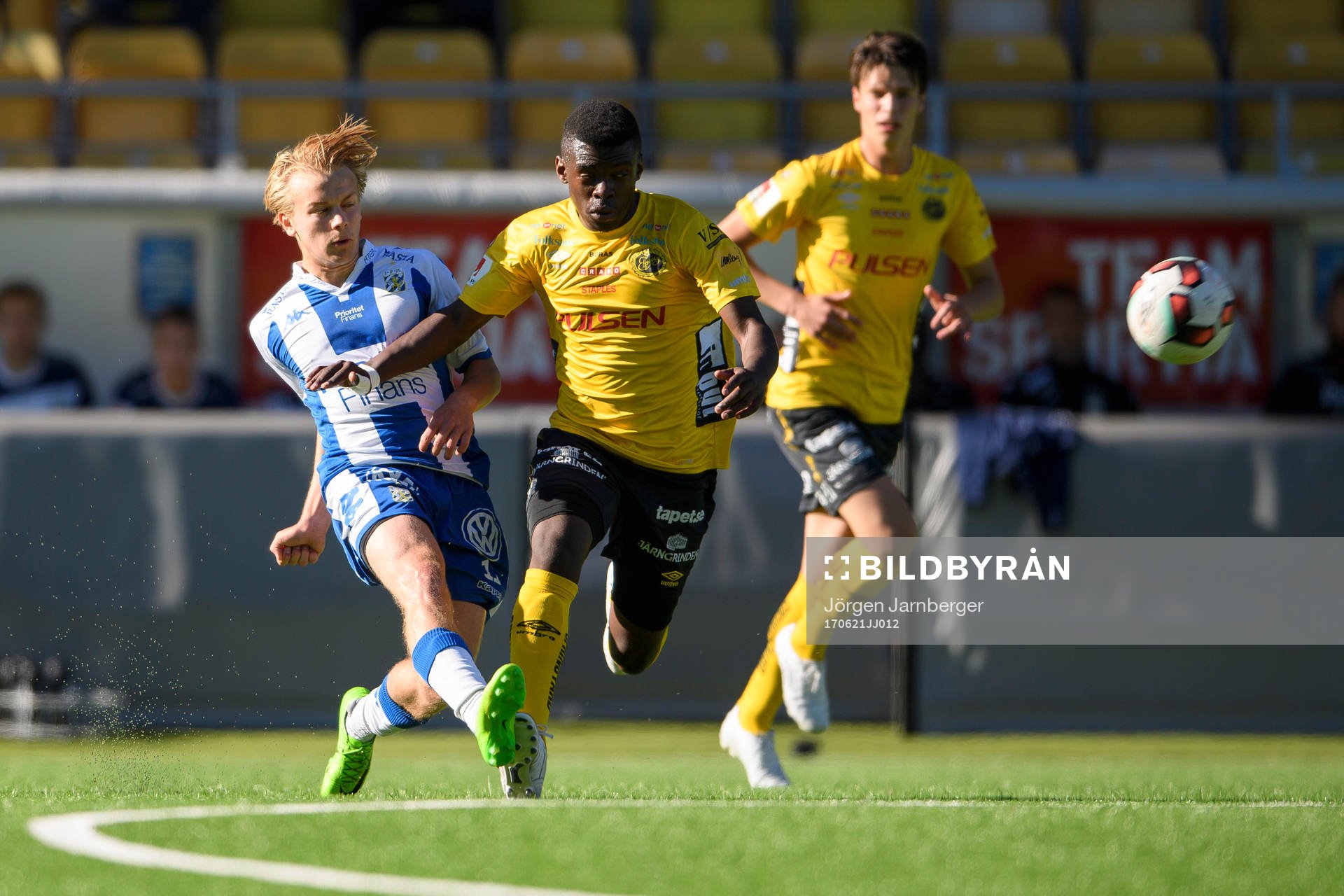 IFK Göteborg Elliott Bäcklund och Elfsborgs Chris Makindu