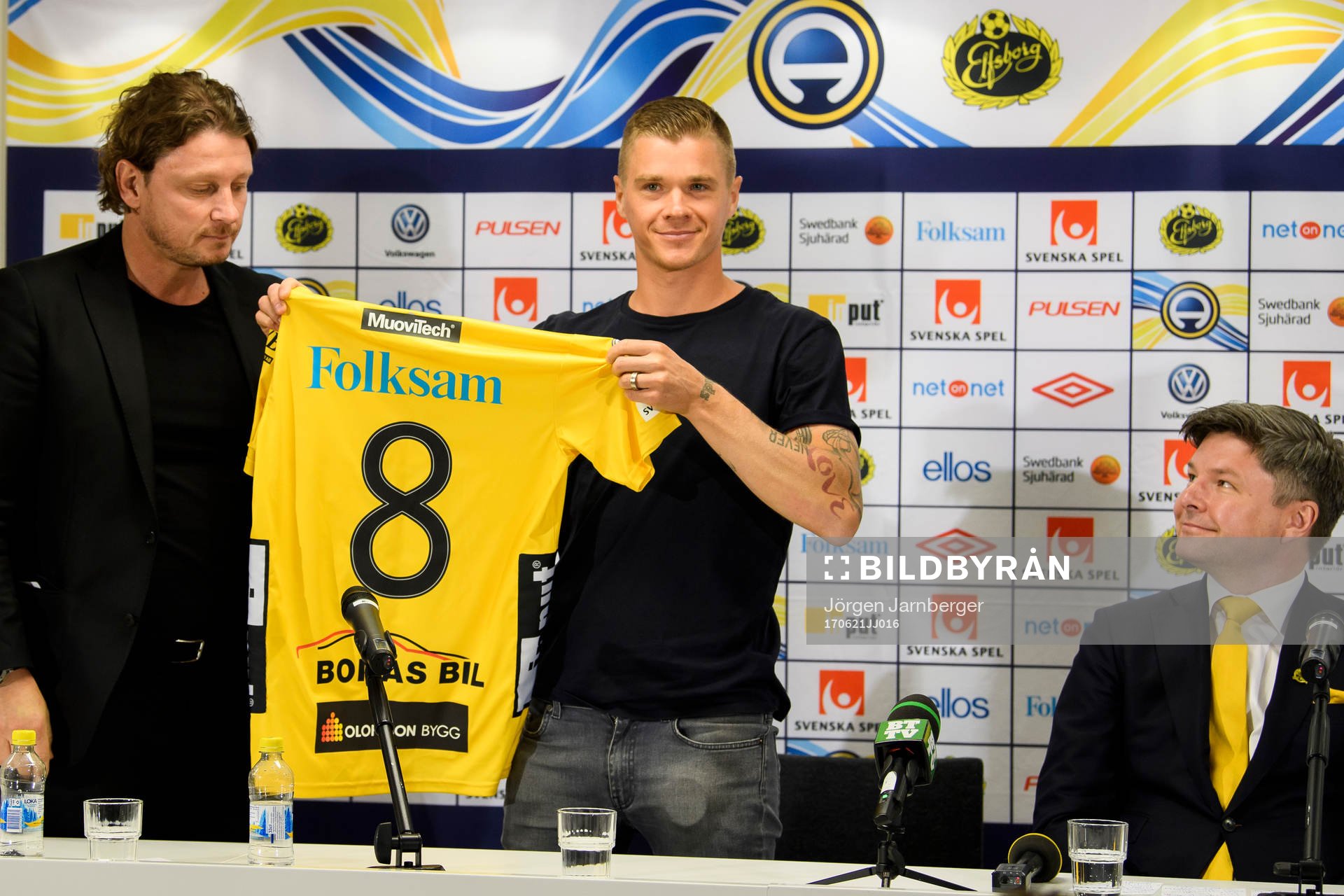 Klubbchef Stefan Andreasson överlämnar tröja med nummer