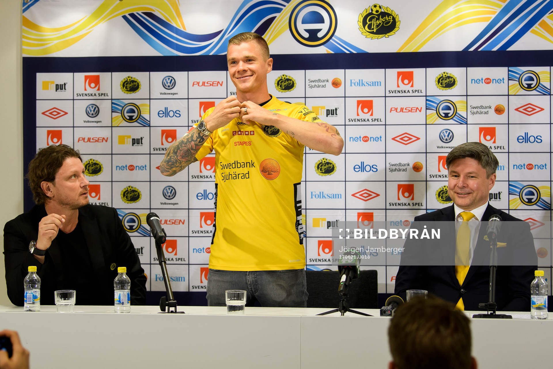 Nyförvärvet Samuel Holmén med klubbchef Stefan