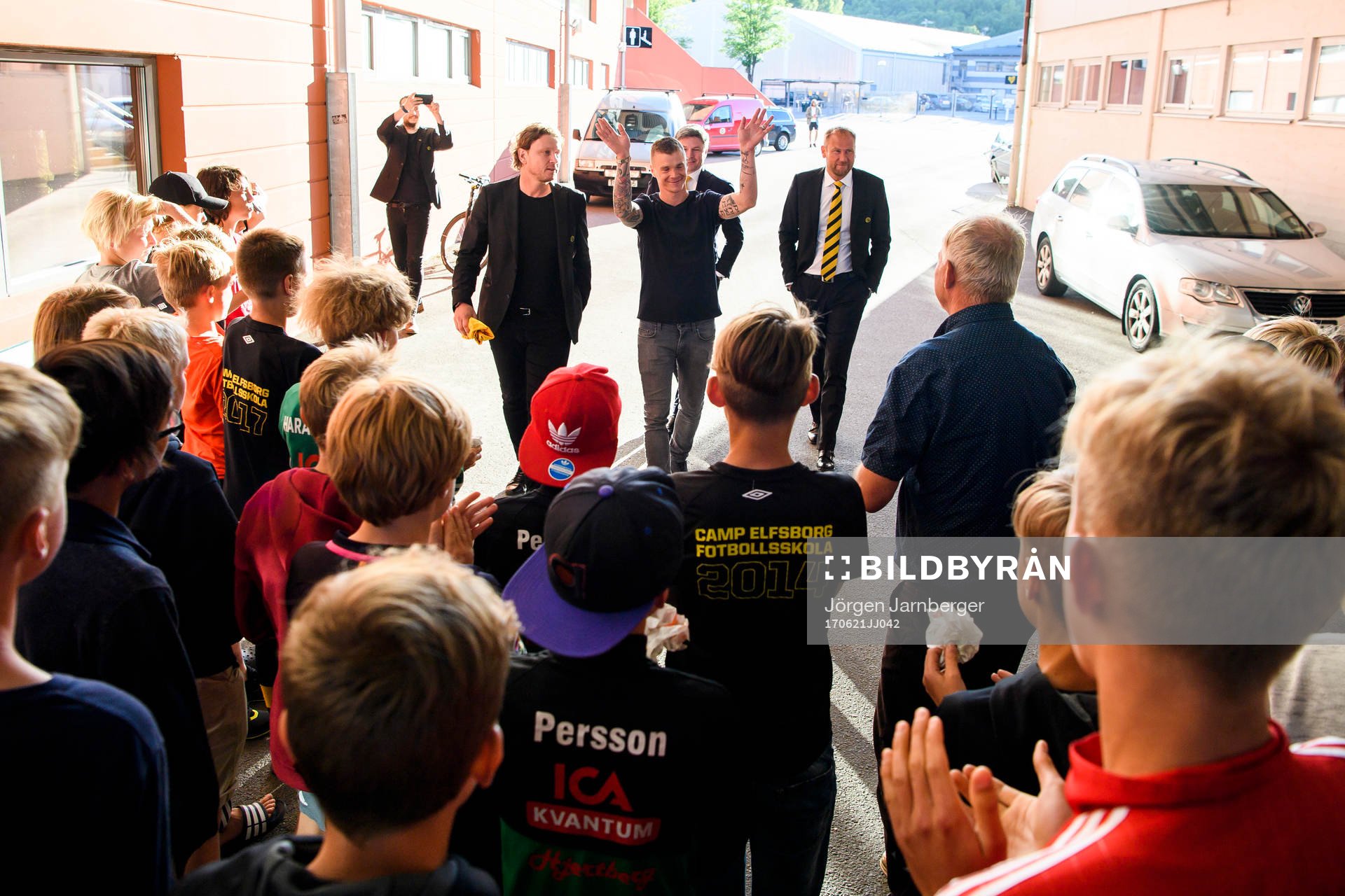 Nyförvärvet Samuel Holmén anländer med klubbchef Stefan