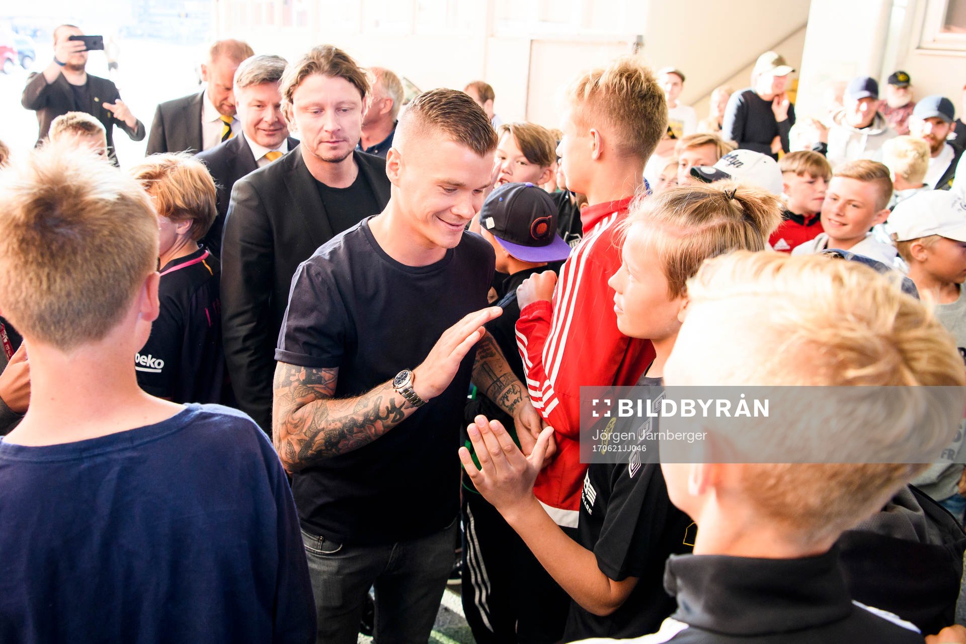 Nyförvärvet Samuel Holmén anländer med klubbchef Stefan