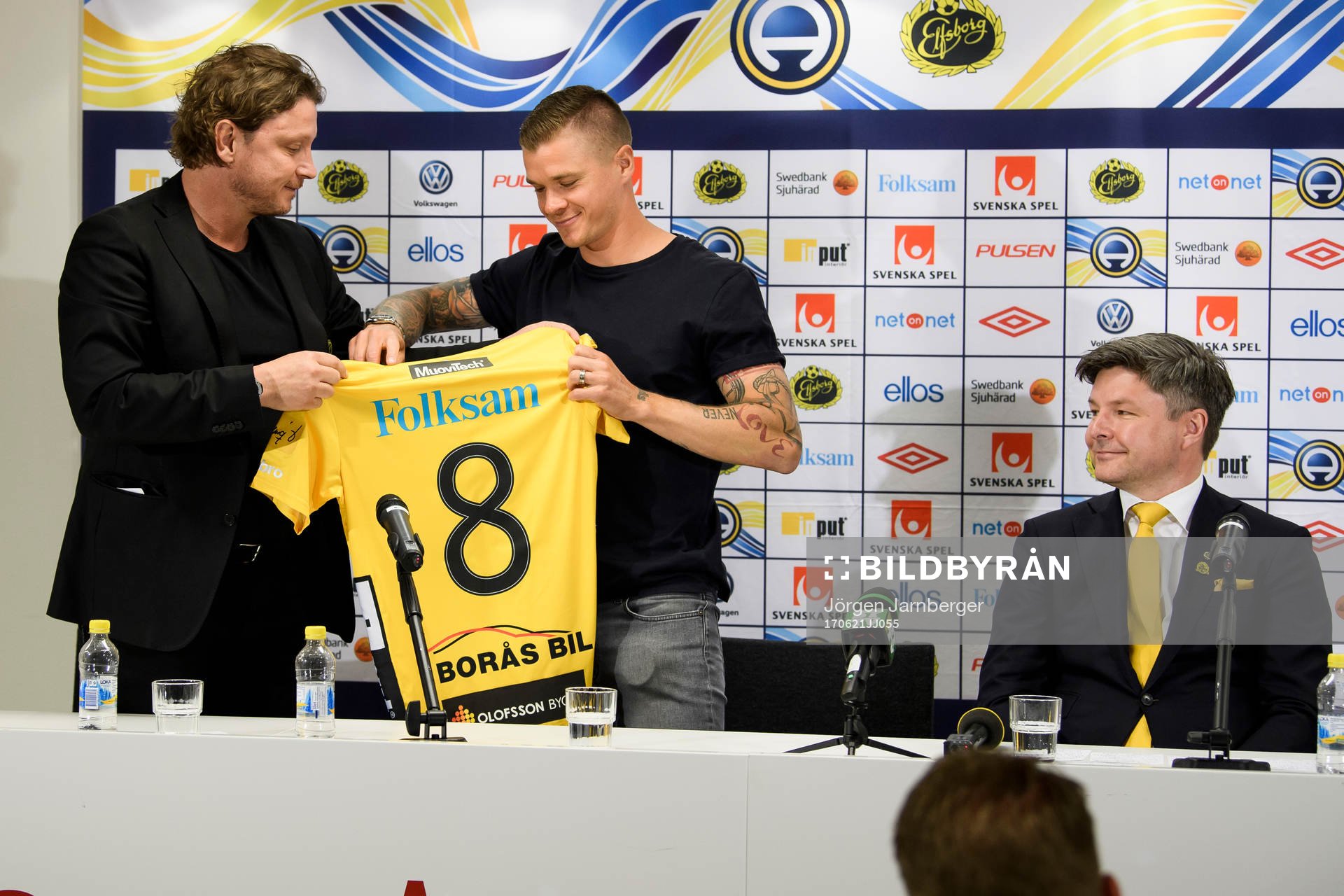 Klubbchef Stefan Andreasson överlämnar tröja nummer 8