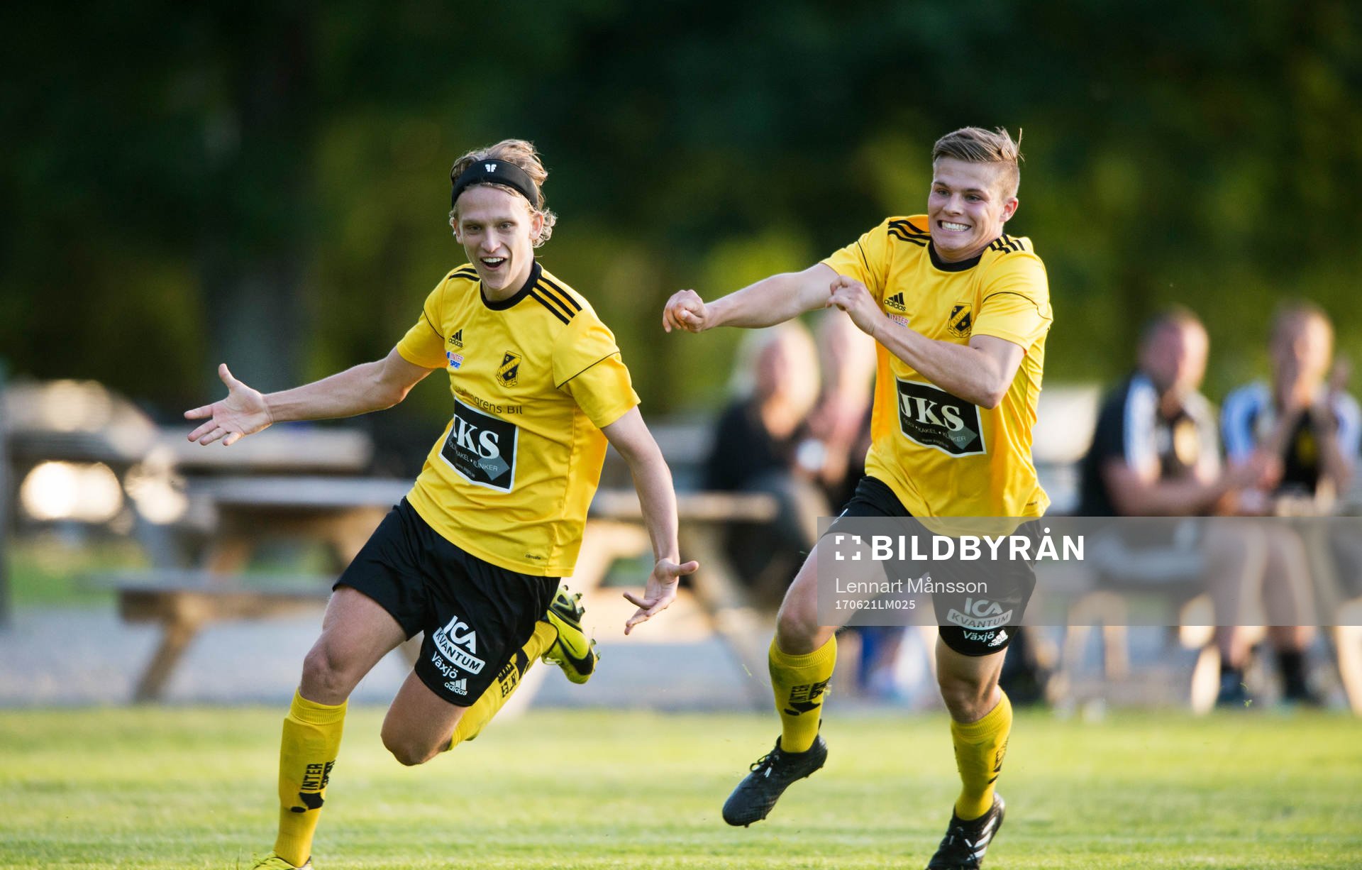 Räppe jublar över avgörande mål, en bjudning från domaren, i matchen i division 2 mellan Räppe och IFK Hässleholm i Växjö 21 juni 2017.  