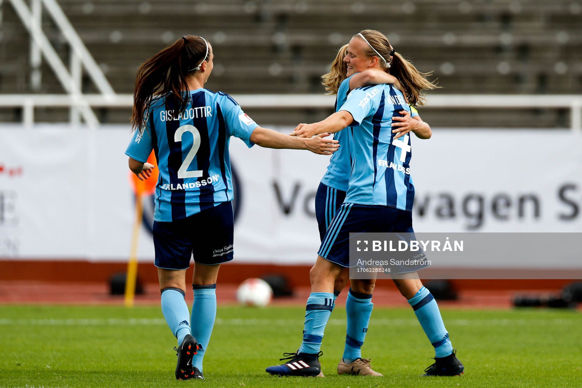 Djurgårdens Hallbera Gisladottir, Michaela van den Bulk och Mia Jalkerud jublar efter 1-0 på straff av van den Bulk under fotbollsmatchen i Damallsvenskan mellan Djurgården och Kopparbergs Göteborg den 22 Juni 2017 i Stockholm.