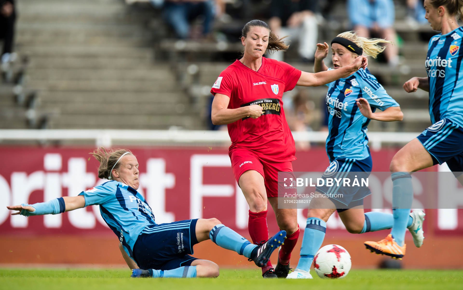 Göteborgs Pauline Hammarlund  i kamp med Djurgårdens Michaela van den Bulk (h) under fotbollsmatchen i Damallsvenskan mellan Djurgården och Kopparbergs Göteborg den 22 Juni 2017 i Stockholm. 
