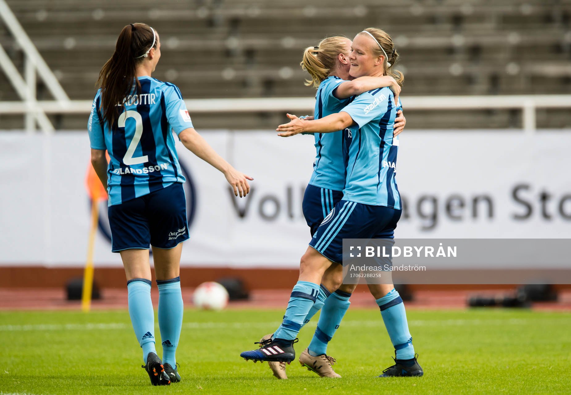 Djurgårdens Michaela van den Bulk gör 1-0 på straff och omfanas av Mia Jalkerud under fotbollsmatchen i Damallsvenskan mellan Djurgården och Kopparbergs Göteborg den 22 Juni 2017 i Stockholm.