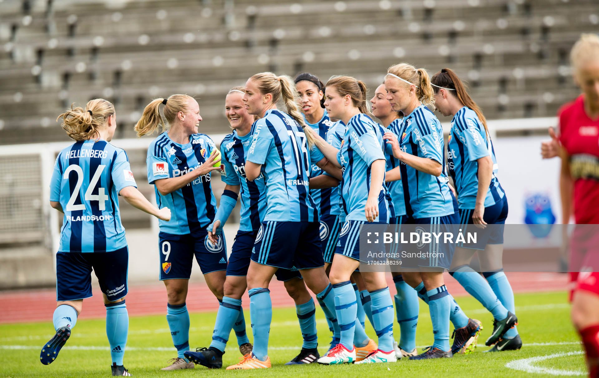 a till vänster, gör 1-0 på straff och gratuleras av