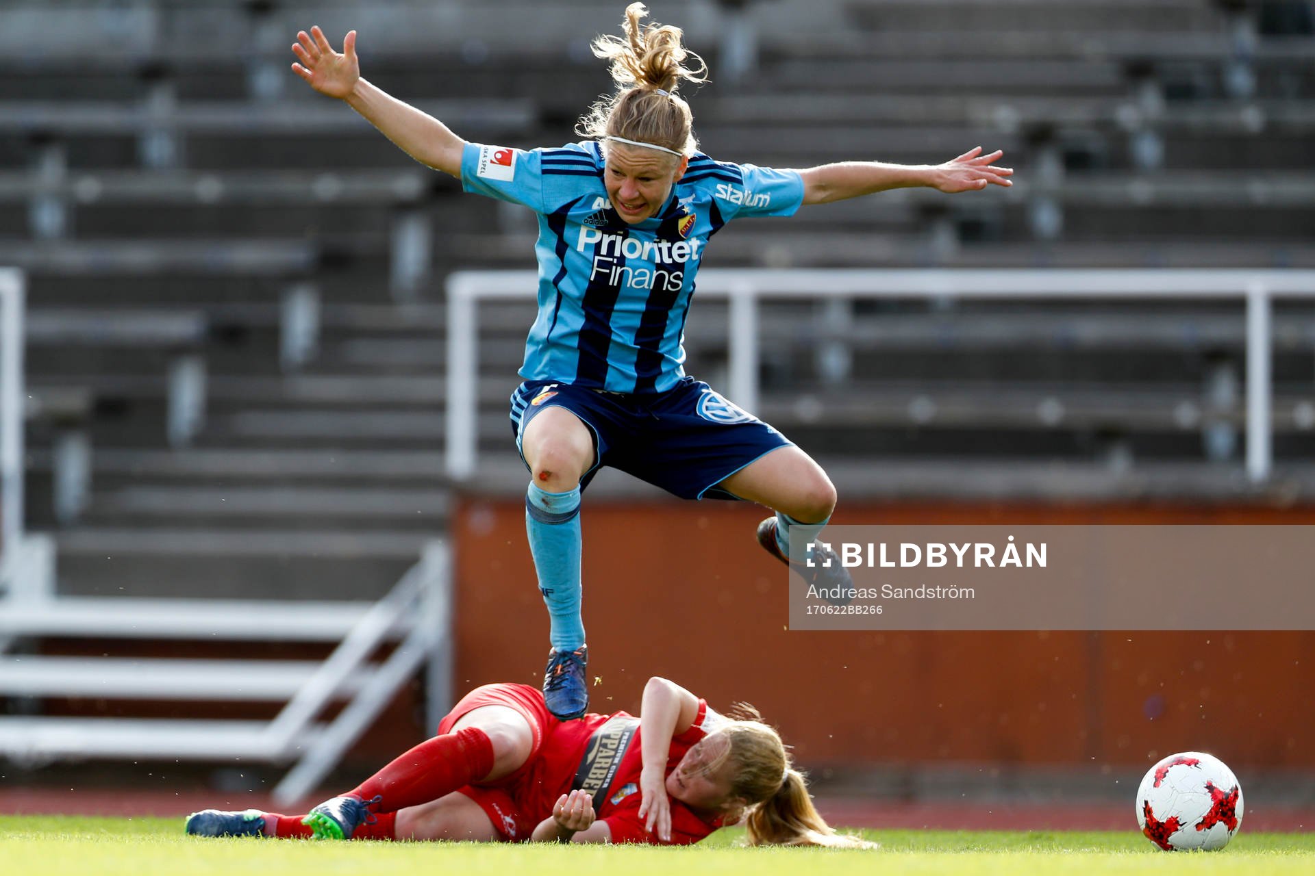 Djurgårdens Katrin Schmidt och Göteborgs Savannah Levin under fotbollsmatchen i Damallsvenskan mellan Djurgården och Kopparbergs Göteborg den 22 Juni 2017 i Stockholm.