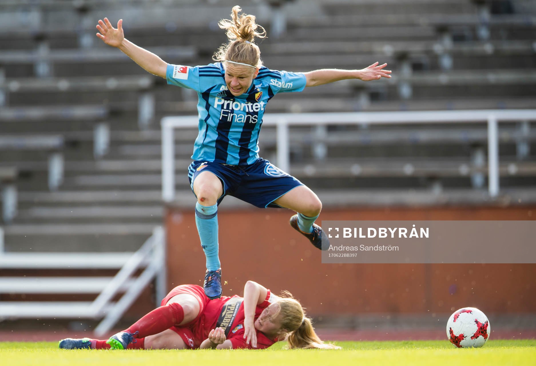 Djurgårdens Annika Kukkonen i kamp med Göteborgs Savannah Levin under fotbollsmatchen i Damallsvenskan mellan Djurgården och Kopparbergs Göteborg den 22 Juni 2017 i Stockholm.