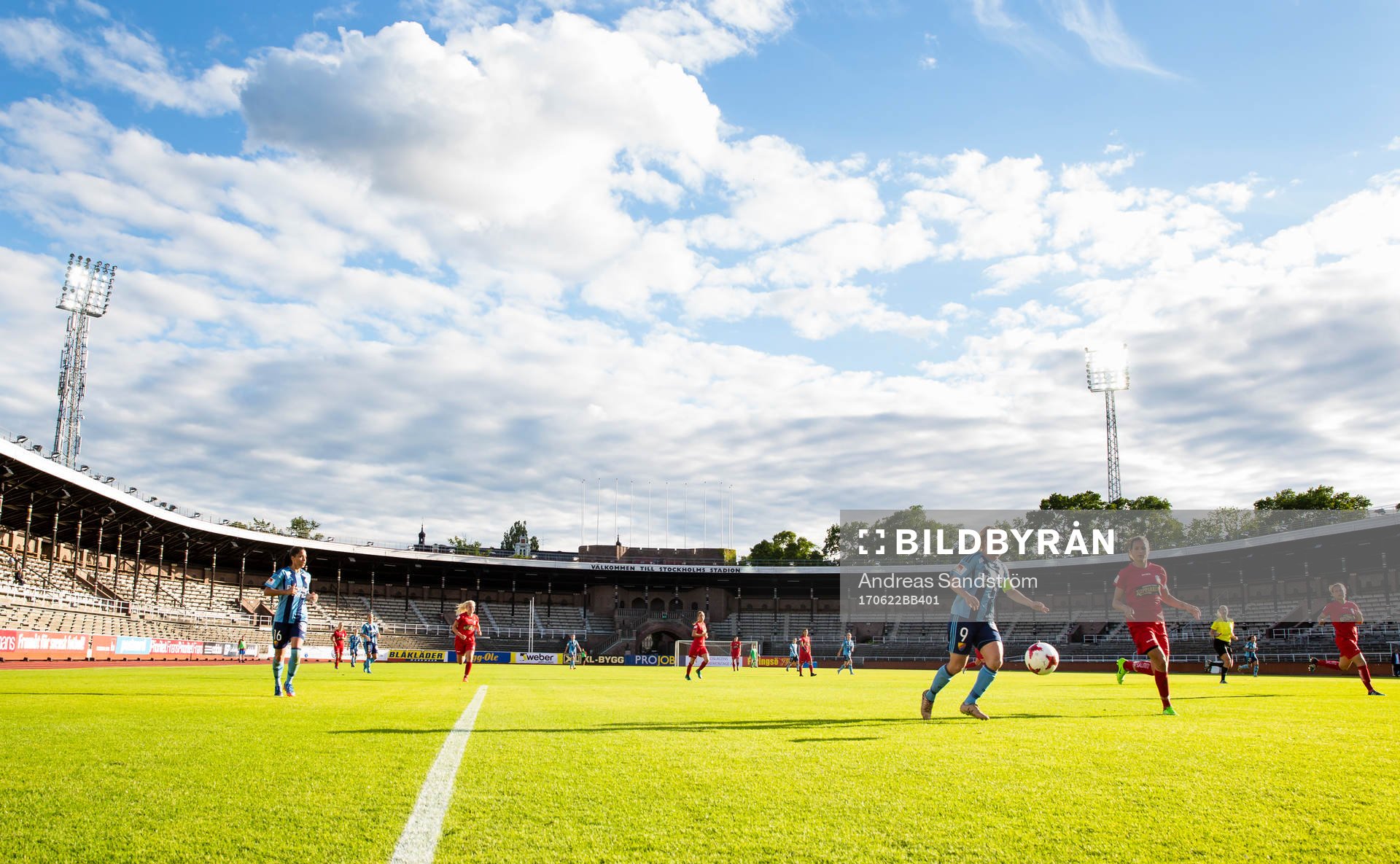Djurgårdens Mia Jalkerud med boll