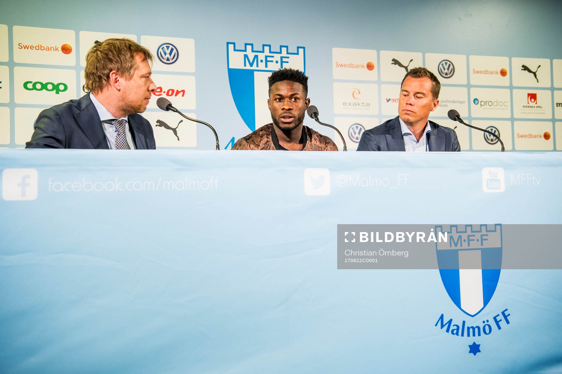 Malmö FFs presschef Peter Åhlander och sportchef Daniel Andersson presenterar Kingsley Sarfo som ny spelare i Malmö FF under en presskonferens den 22 juni 2017 i Malmö.