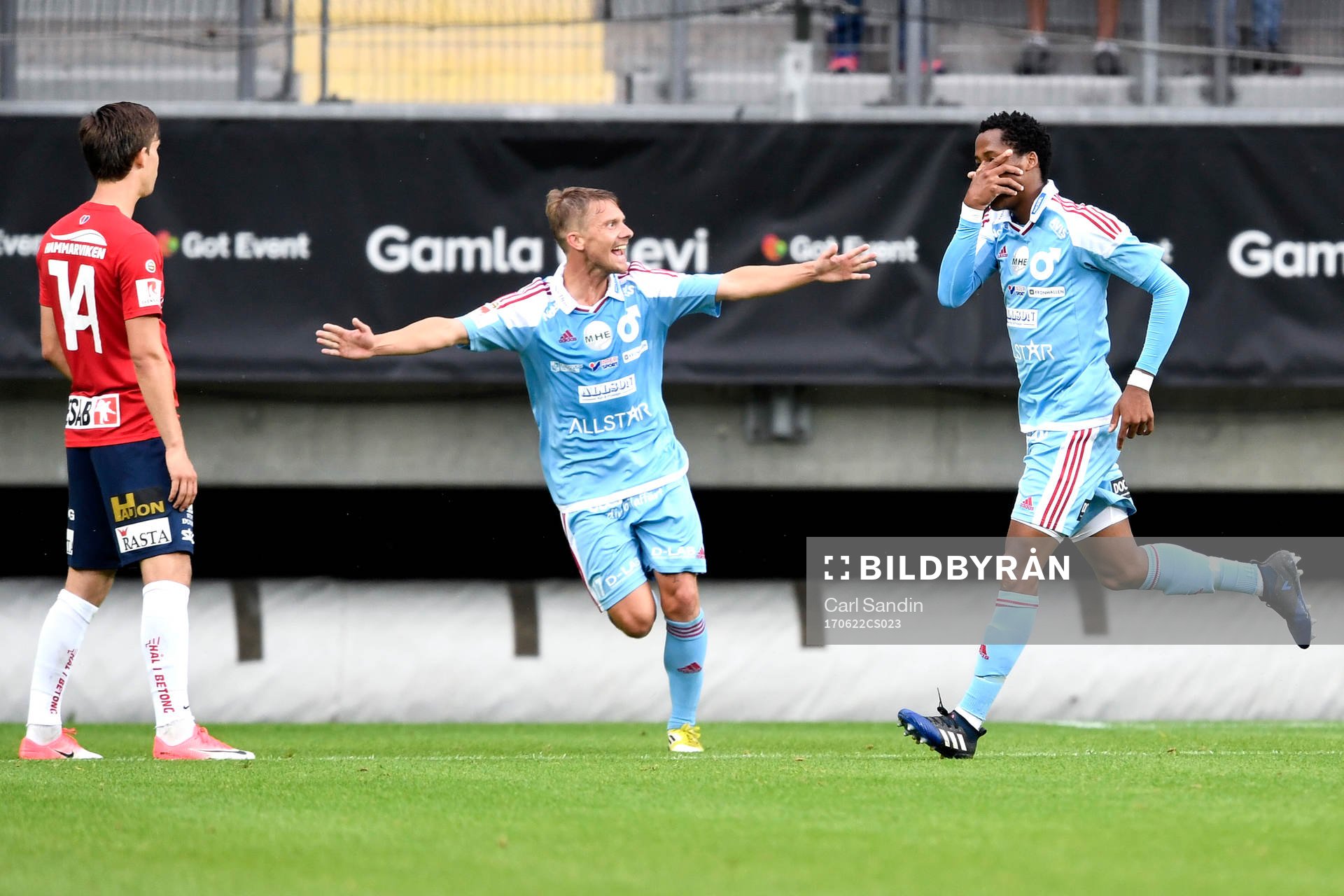 Degerfors Mihlali Mayambela jublar efter 1-2 under fotbollsmatchen i Superettan mellan Örgryte och Degerfors den 22 juni 2017 i Göteborg.