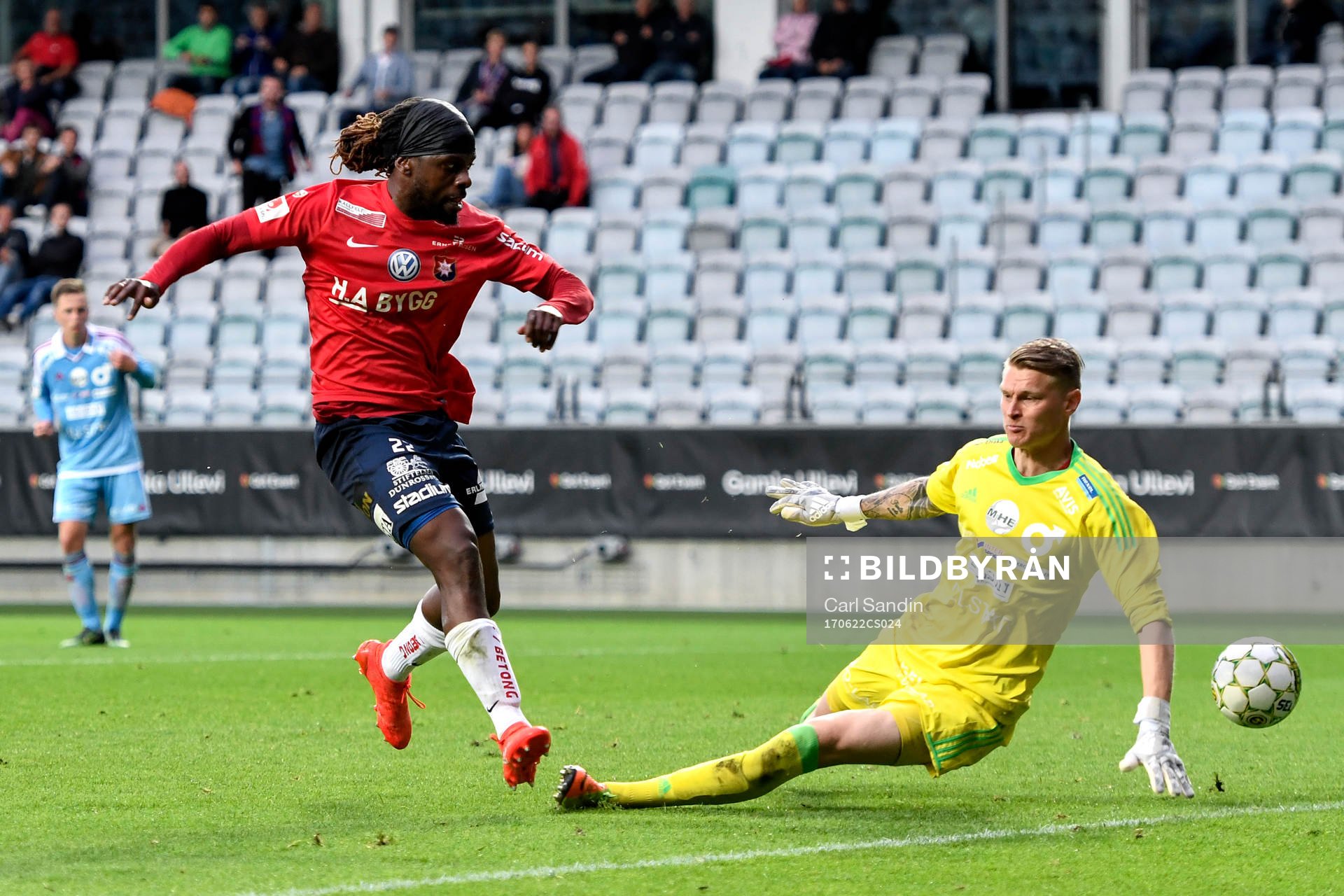 Örgrytes Martin Kayongo-Mutumba kommer ensam med Degerfors