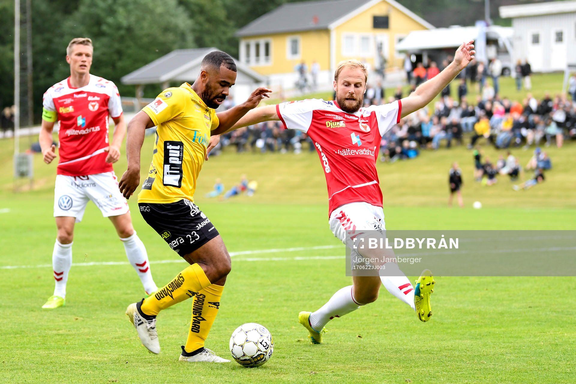 Elfsborgs Alex Dyer och Kalmars Markus Thorbjörnsson under träningsmatchen i fotboll mellan Elfsborg och Kalmar den 22 juni 2017 i Kinna.
