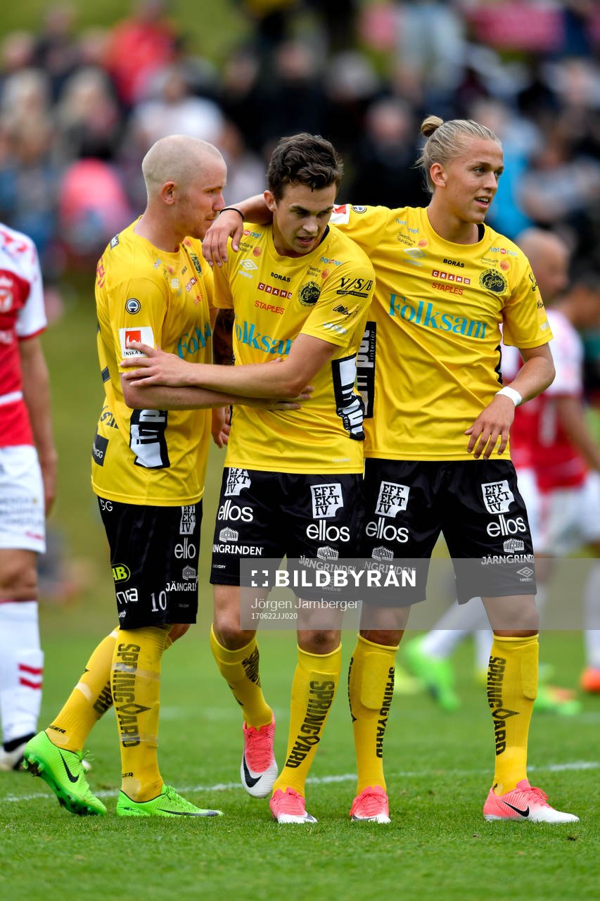 Elfsborgs Rasmus Rosenqvist, Simon Lundevall och Jesper Karlsson jublar efter 2-1 av Rosenqvist under träningsmatchen i fotboll mellan Elfsborg och Kalmar den 22 juni 2017 i Kinna.