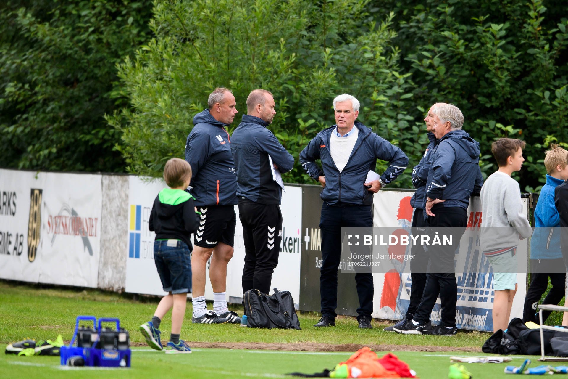 Kalmars tränare Nanne Bergstrand diskuterar med övriga