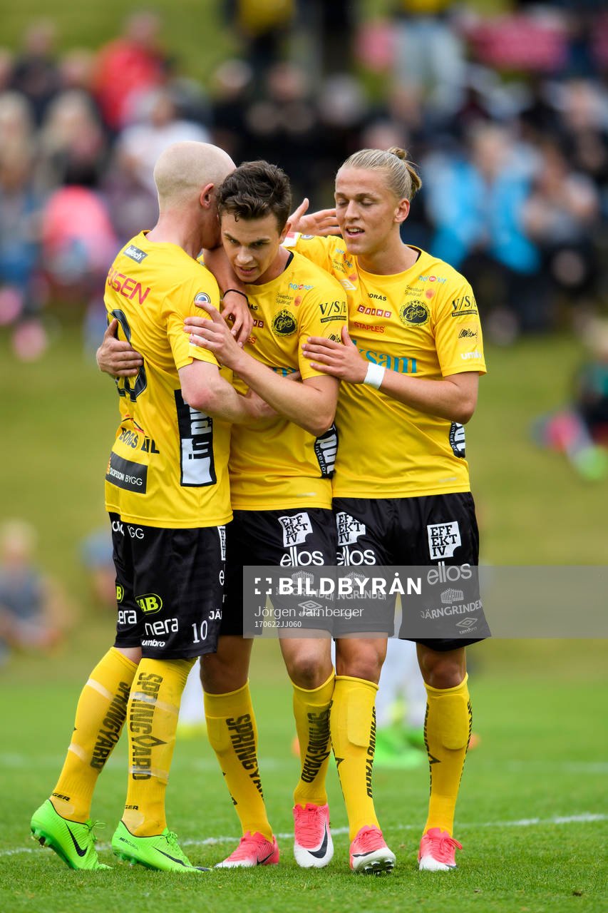 Elfsborgs Rasmus Rosenqvist kramas om av Simon Lundevall och Jesper Karlsson efter att gjort 2-1 under träningsmatchen i fotboll mellan Elfsborg och Kalmar den 22 juni 2017 i Kinna.