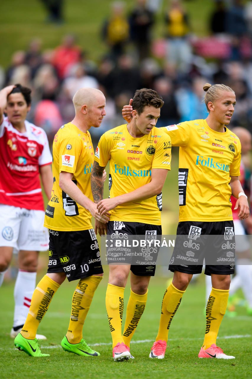 Elfsborgs Rasmus Rosenqvist klappas om av Simon Lundevall och Jesper Karlsson efter 2-1 under träningsmatchen i fotboll mellan Elfsborg och Kalmar den 22 juni 2017 i Kinna.