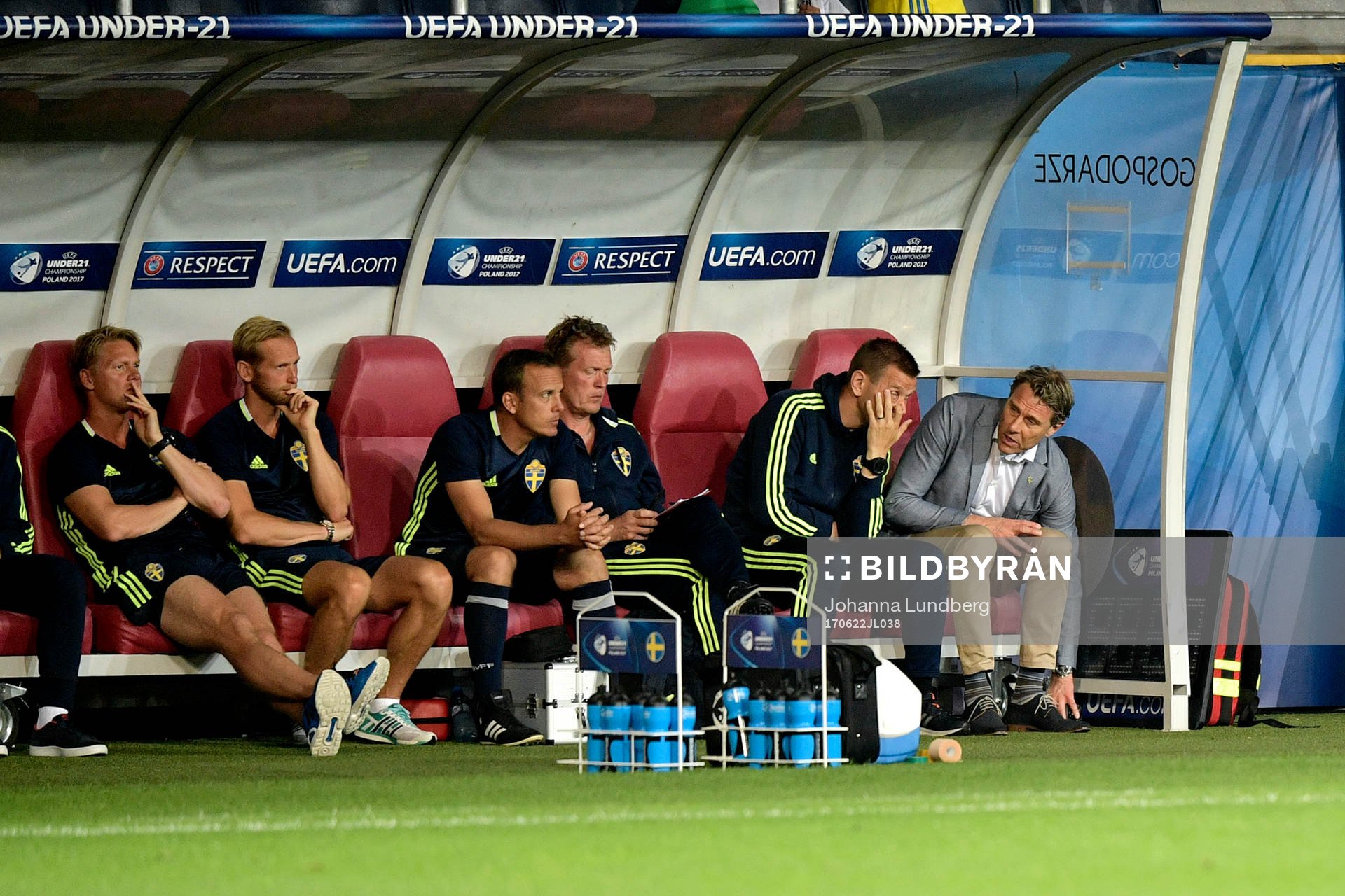 Sveriges assisterande förbundskapten Andreas Pettersson och förbundskapten Håkan Ericson under fotbollsmatchen i U21-EM mellan Slovakien och Sverige den 22 juni 2017 i Lublin.