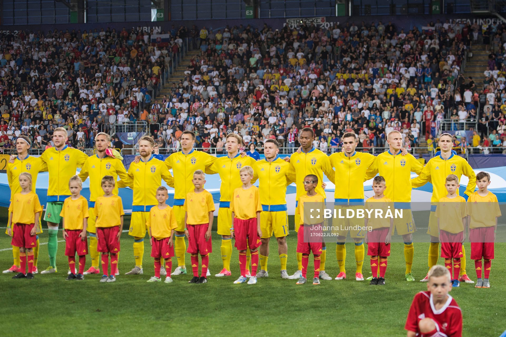 Sveriges spelare står uppställda för nationalsången