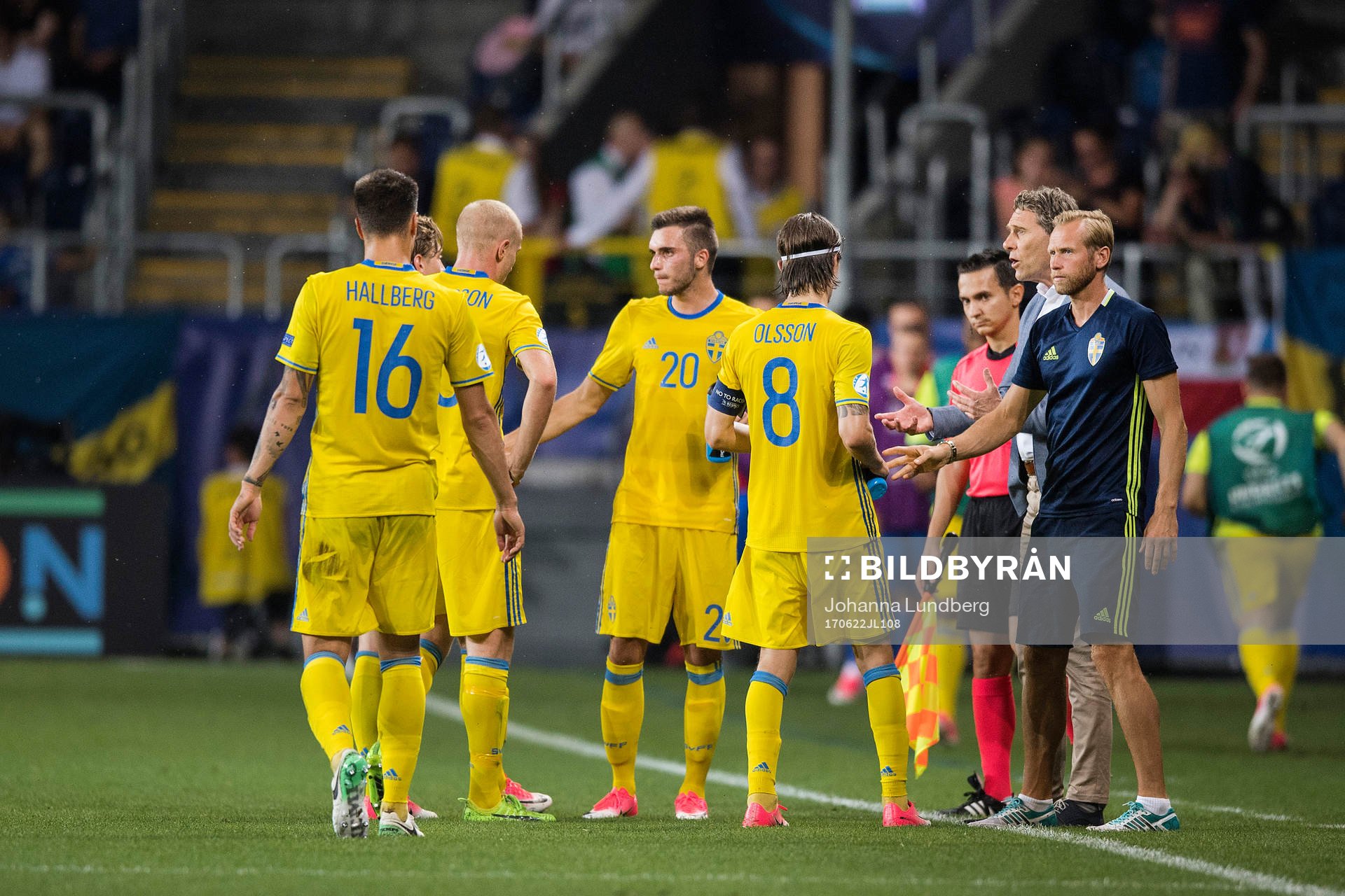 Sveriges förbundskapten Håkan Ericson samlar Melker Hallberg, Franz Brorsson, Egzon Binaku och Kristoffer Olsson under fotbollsmatchen i U21-EM mellan Slovakien och Sverige den 22 juni 2017 i Lublin.