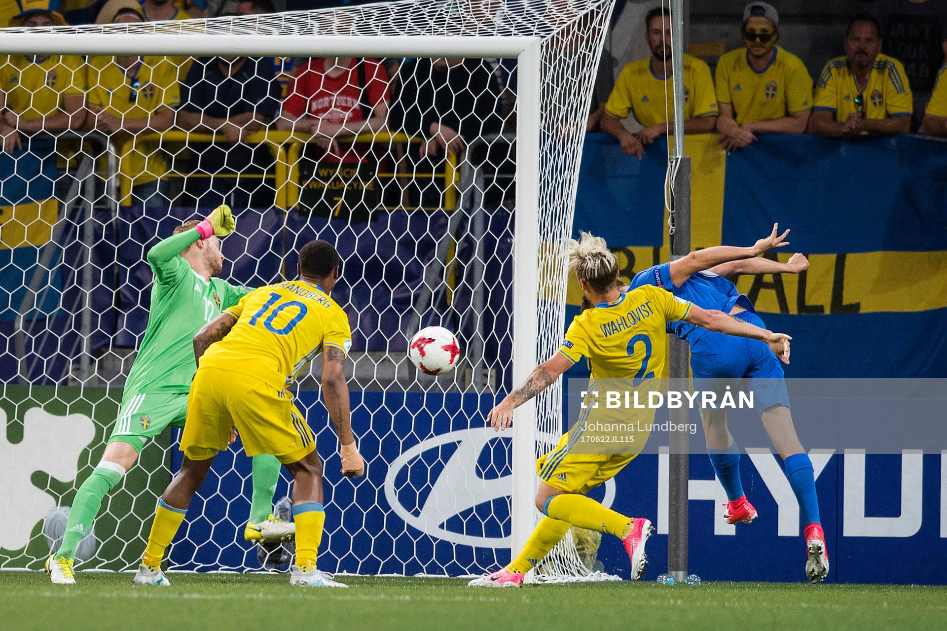 Slovakiens Martin Chrien gör 1-0 bakom Sveriges målvakt Anton Cajtoft, Carlos Strandberg och Linus Wahlqvist under fotbollsmatchen i U21-EM mellan Slovakien och Sverige den 22 juni 2017 i Lublin.