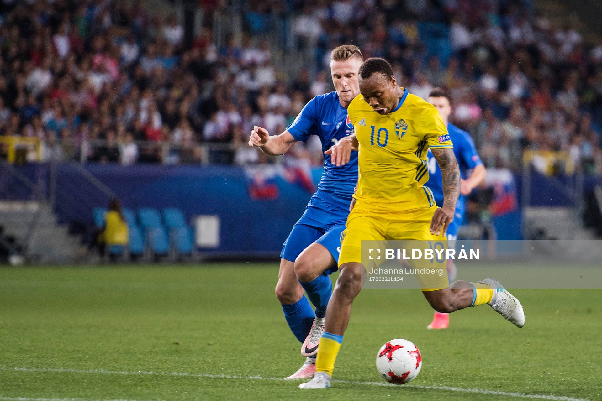 Slovakiens Milan Skriniar och Sveriges Carlos Strandberg